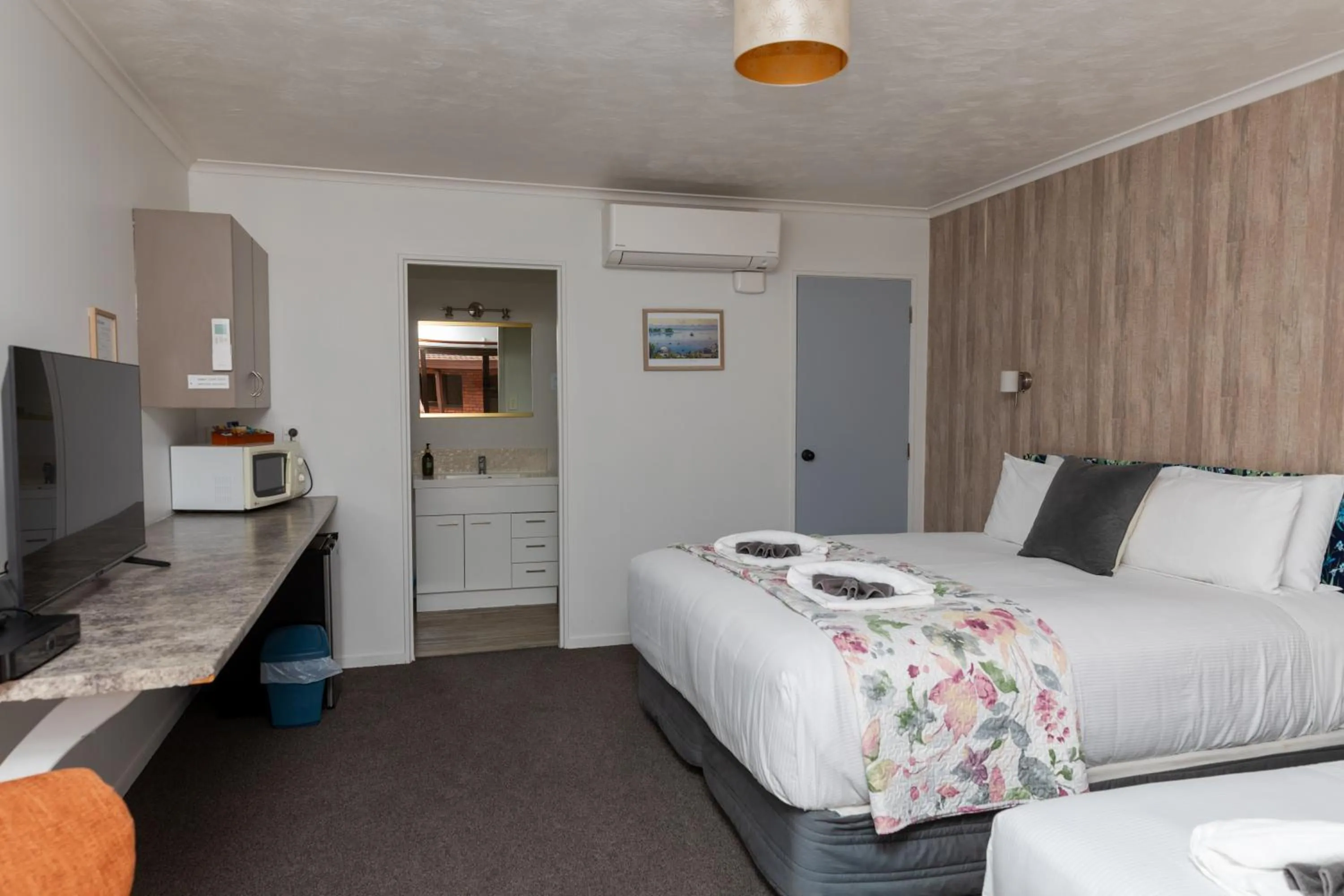 Bed in Amber Court Motel Nelson