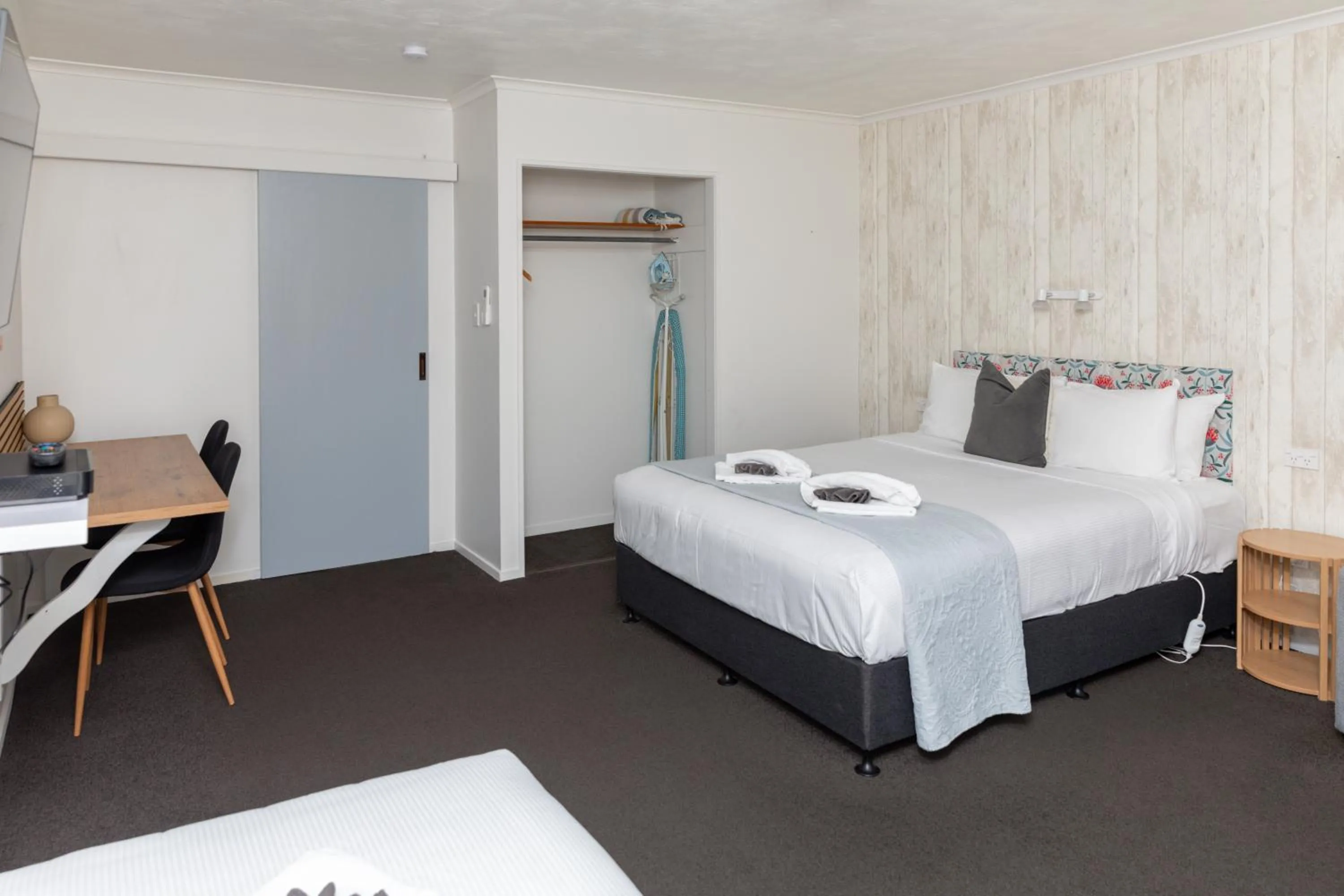 Bed in Amber Court Motel Nelson