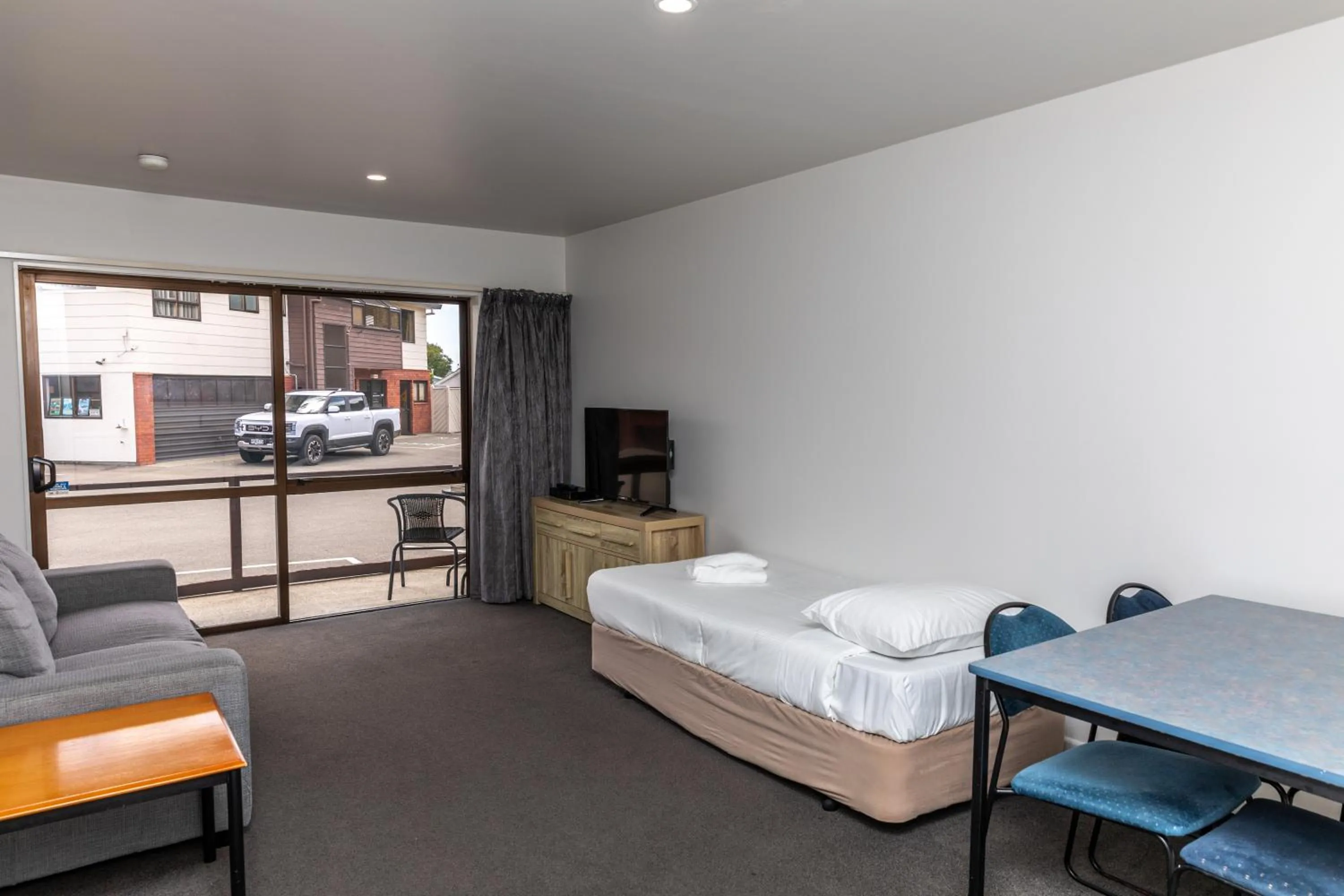 Communal lounge/ TV room, Bed in Amber Court Motel Nelson
