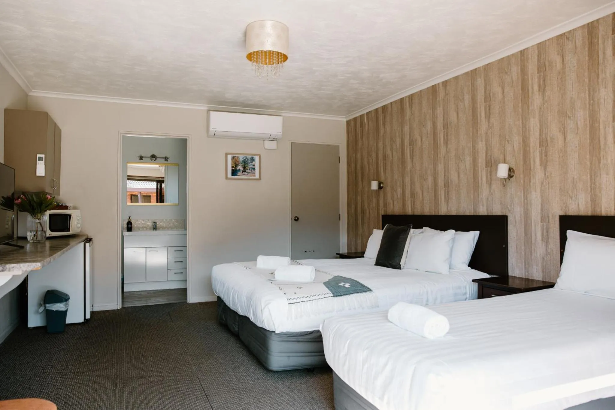 Shower, Bed in Amber Court Motel Nelson