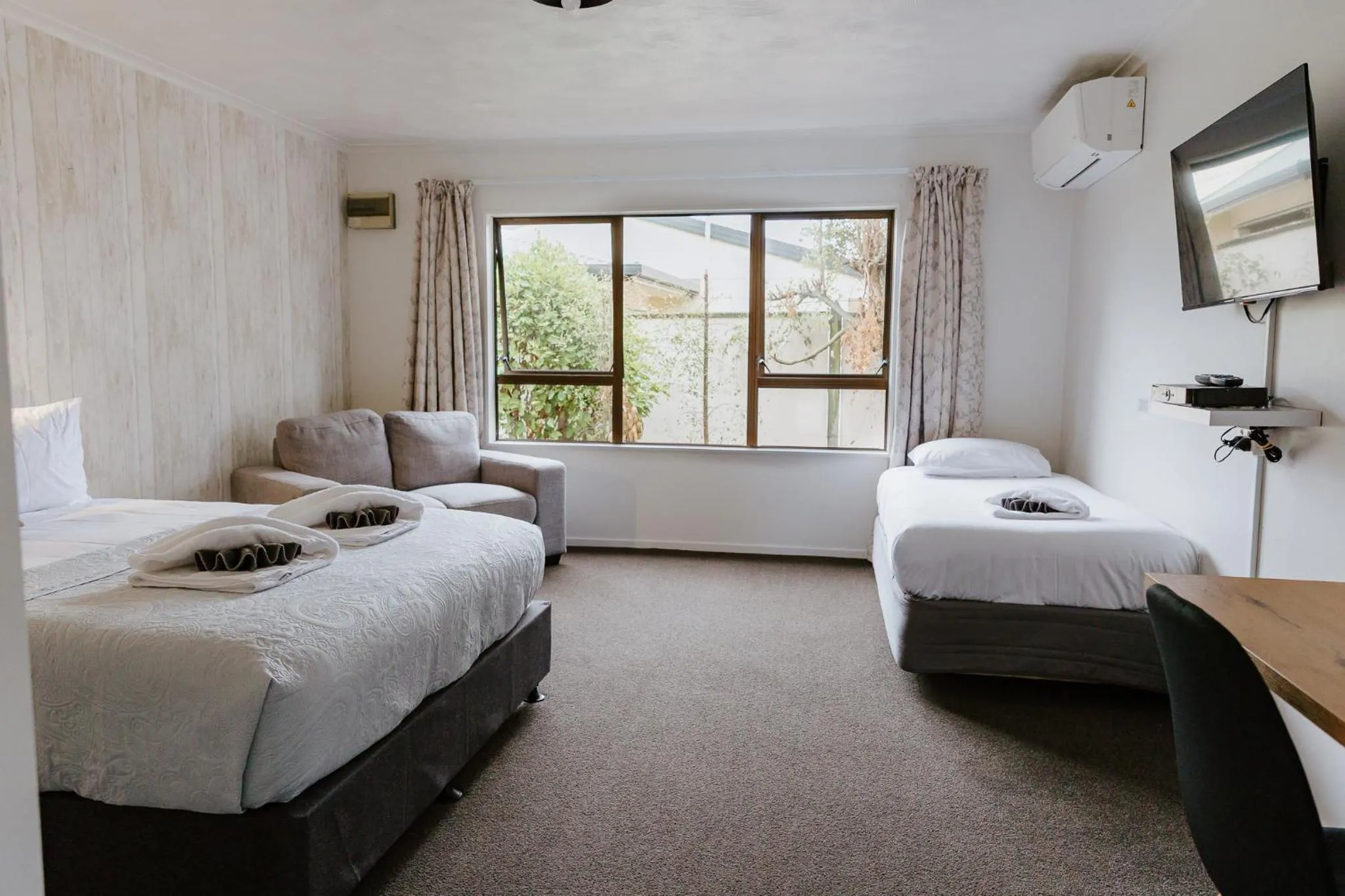 Shower, Bed in Amber Court Motel Nelson
