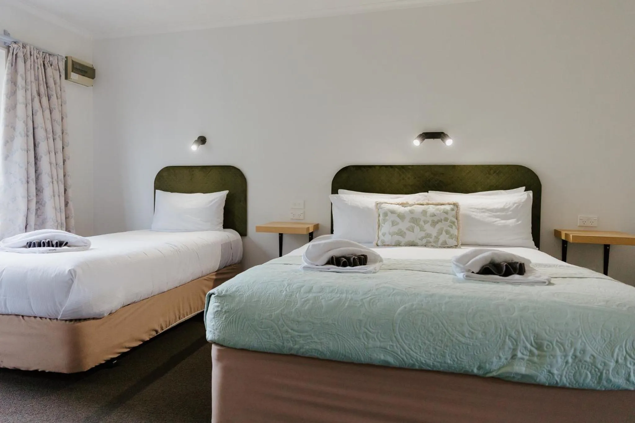 Shower, Bed in Amber Court Motel Nelson