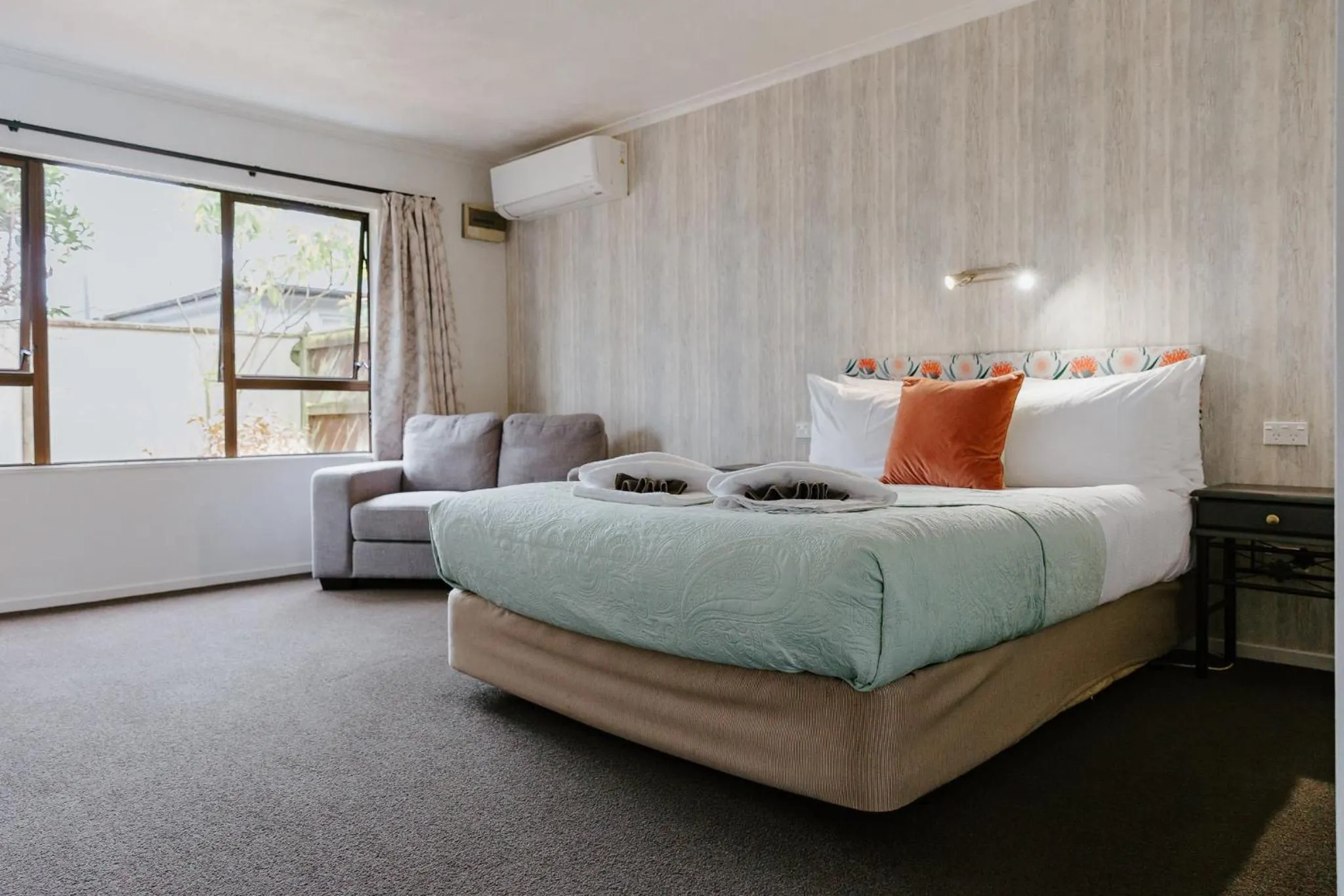 Shower, Bed in Amber Court Motel Nelson