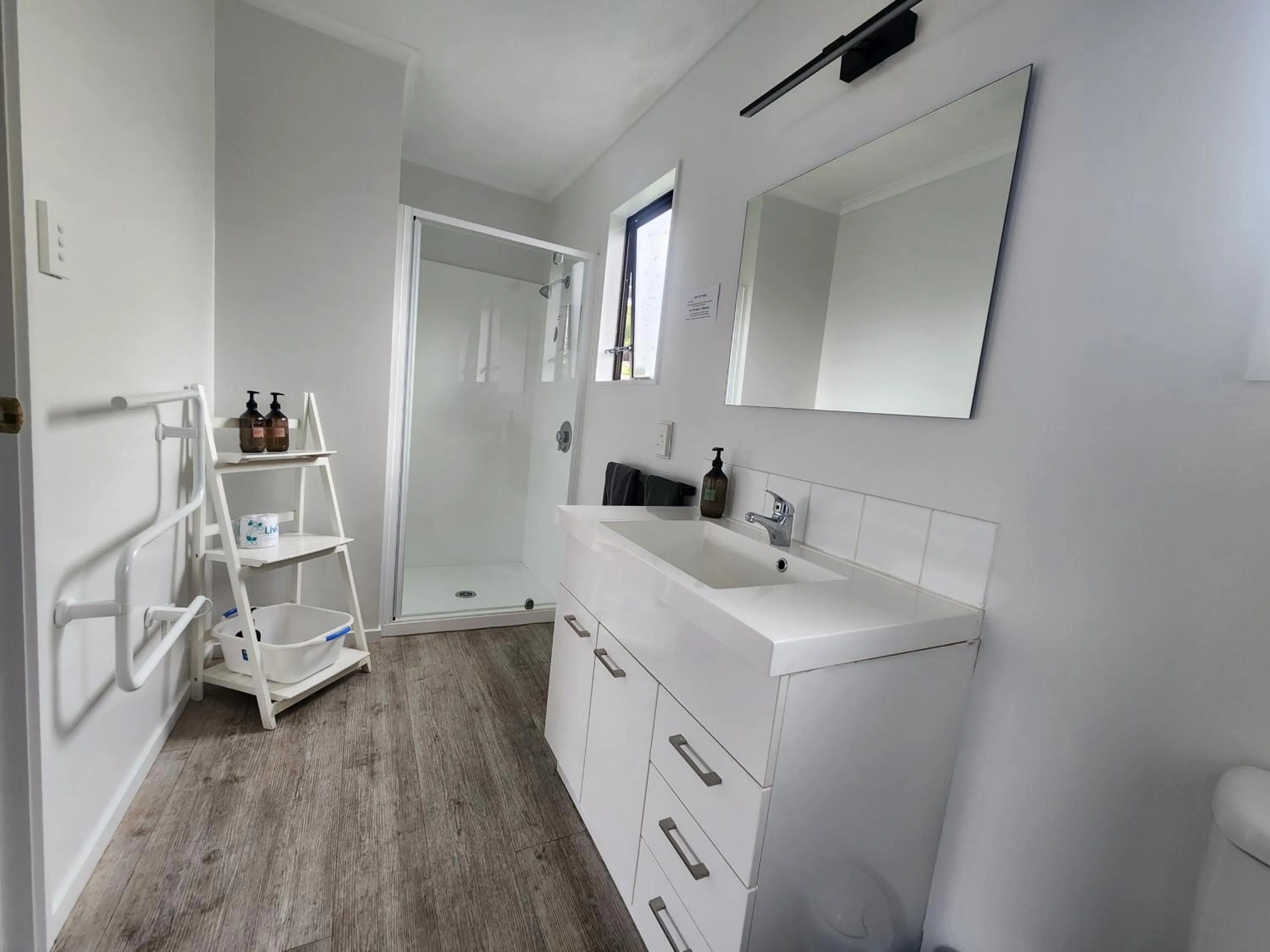 Shower in Amber Court Motel Nelson