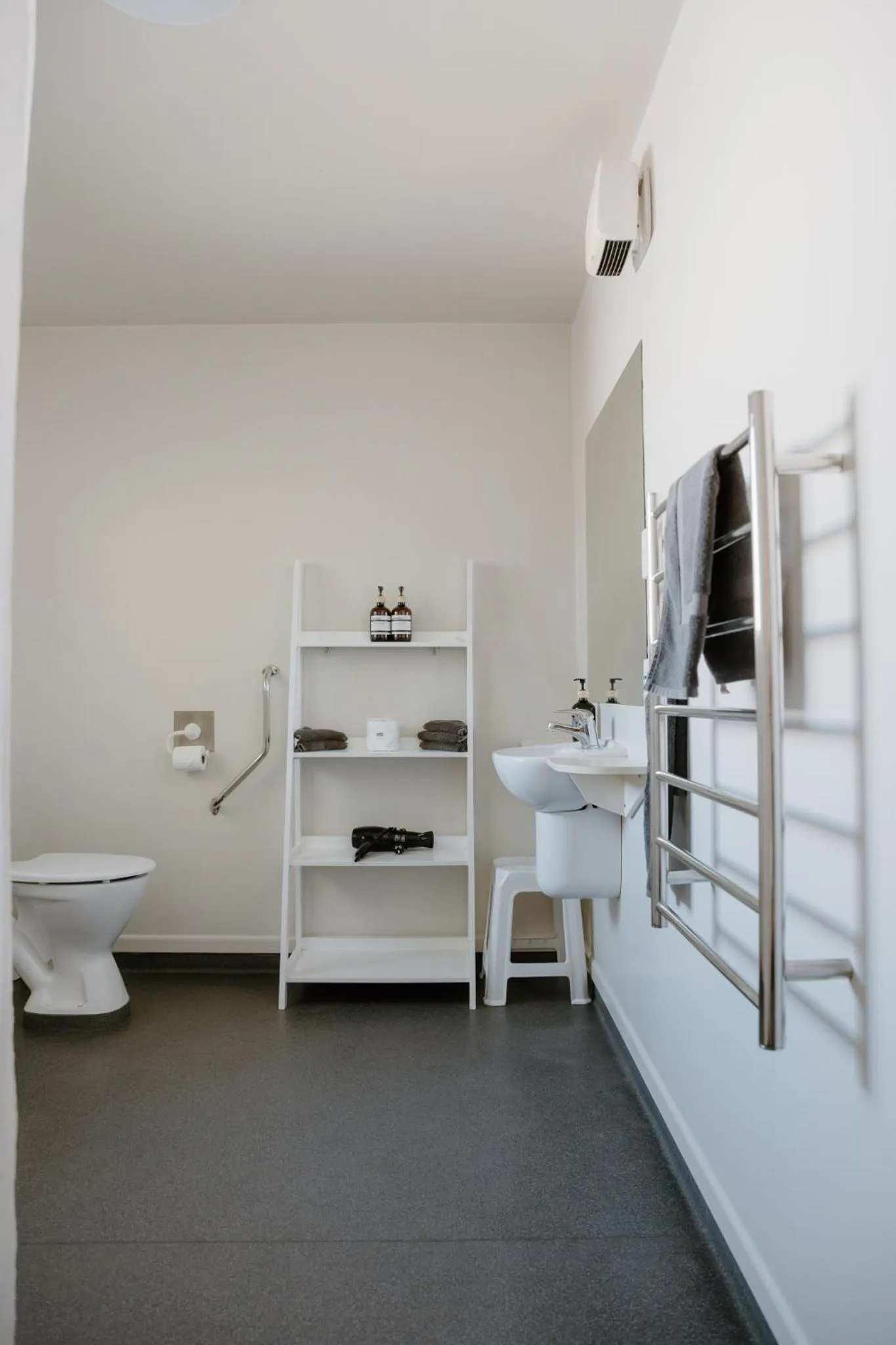 Toilet in Amber Court Motel Nelson