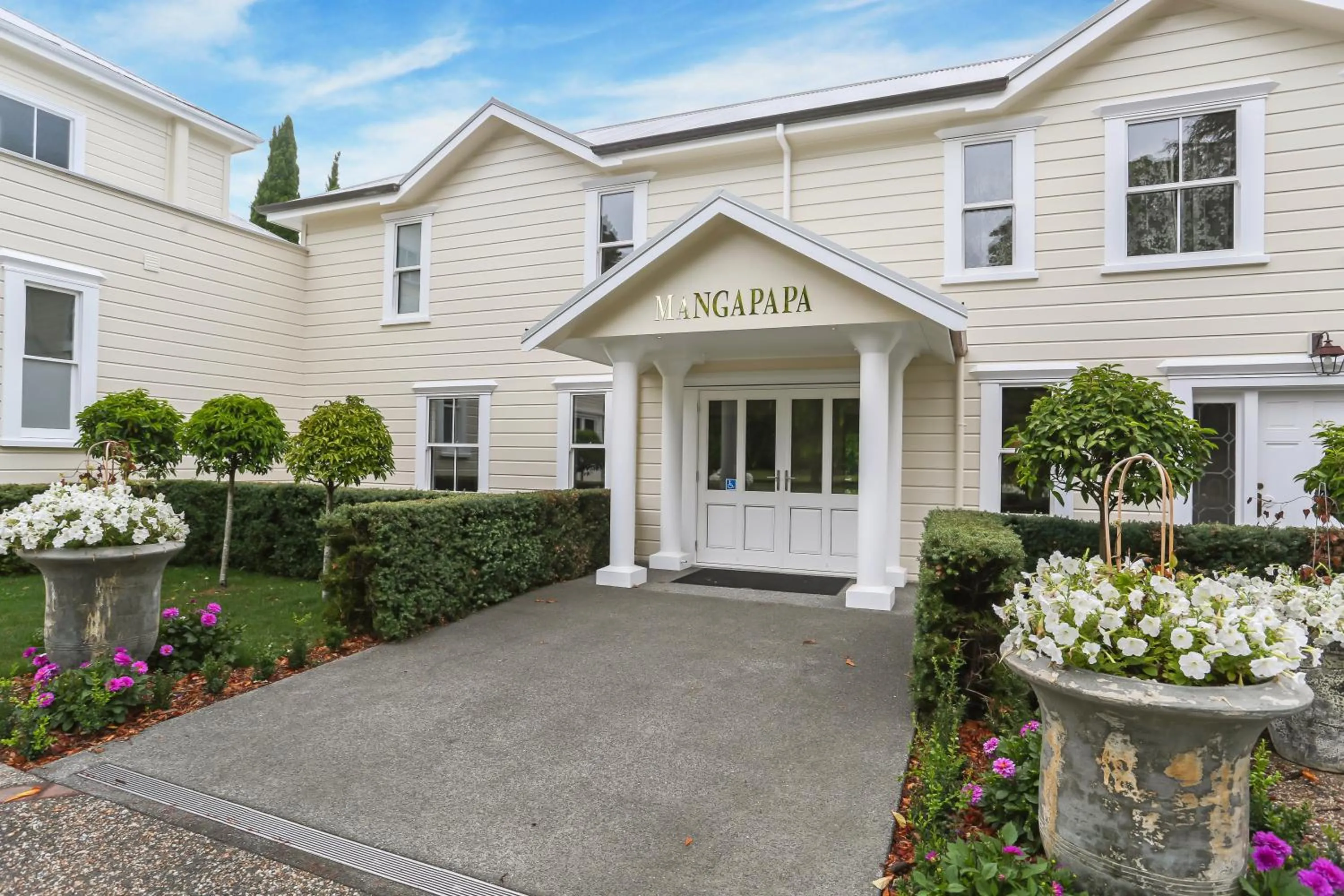 Facade/entrance in Mangapapa Hotel