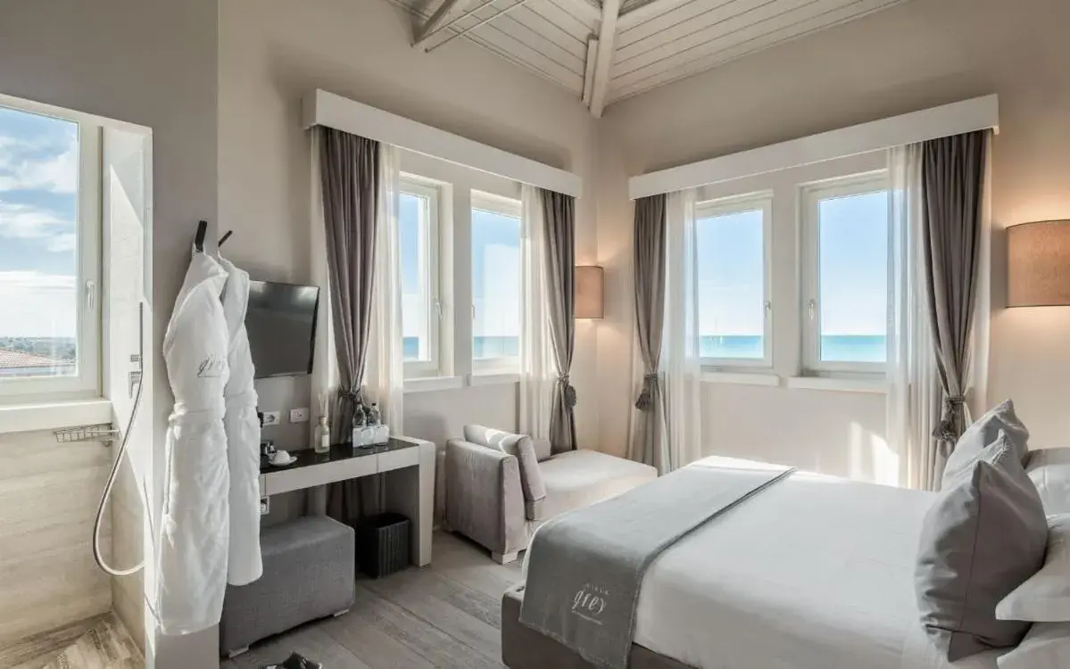 Deluxe Double Room with Sea View in Villa Grey Deluxe Double Room with Sea View in Villa Grey