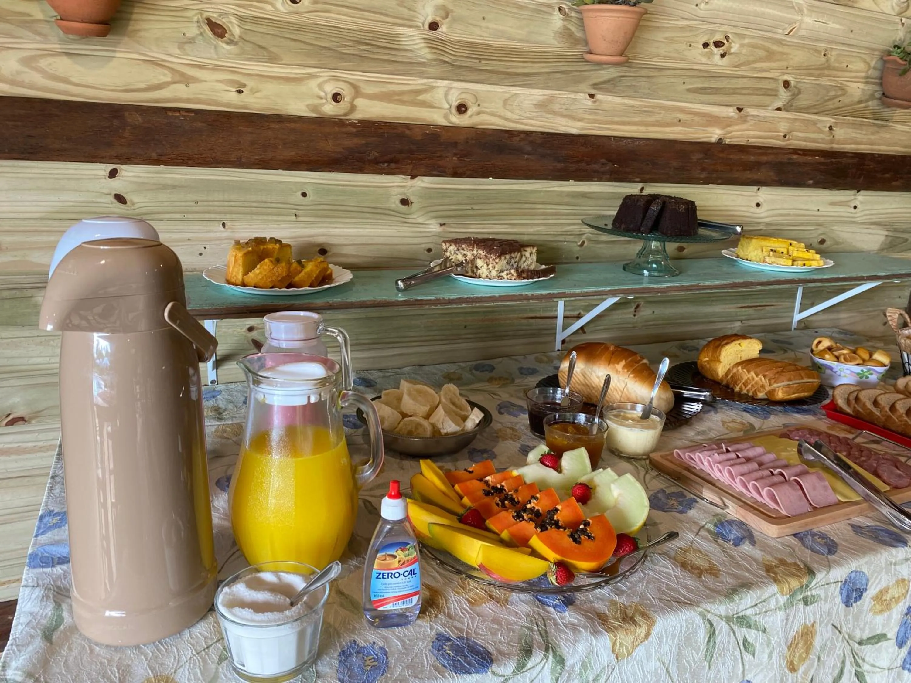 Buffet breakfast in Pousada & Camping Nativos dos Canyons