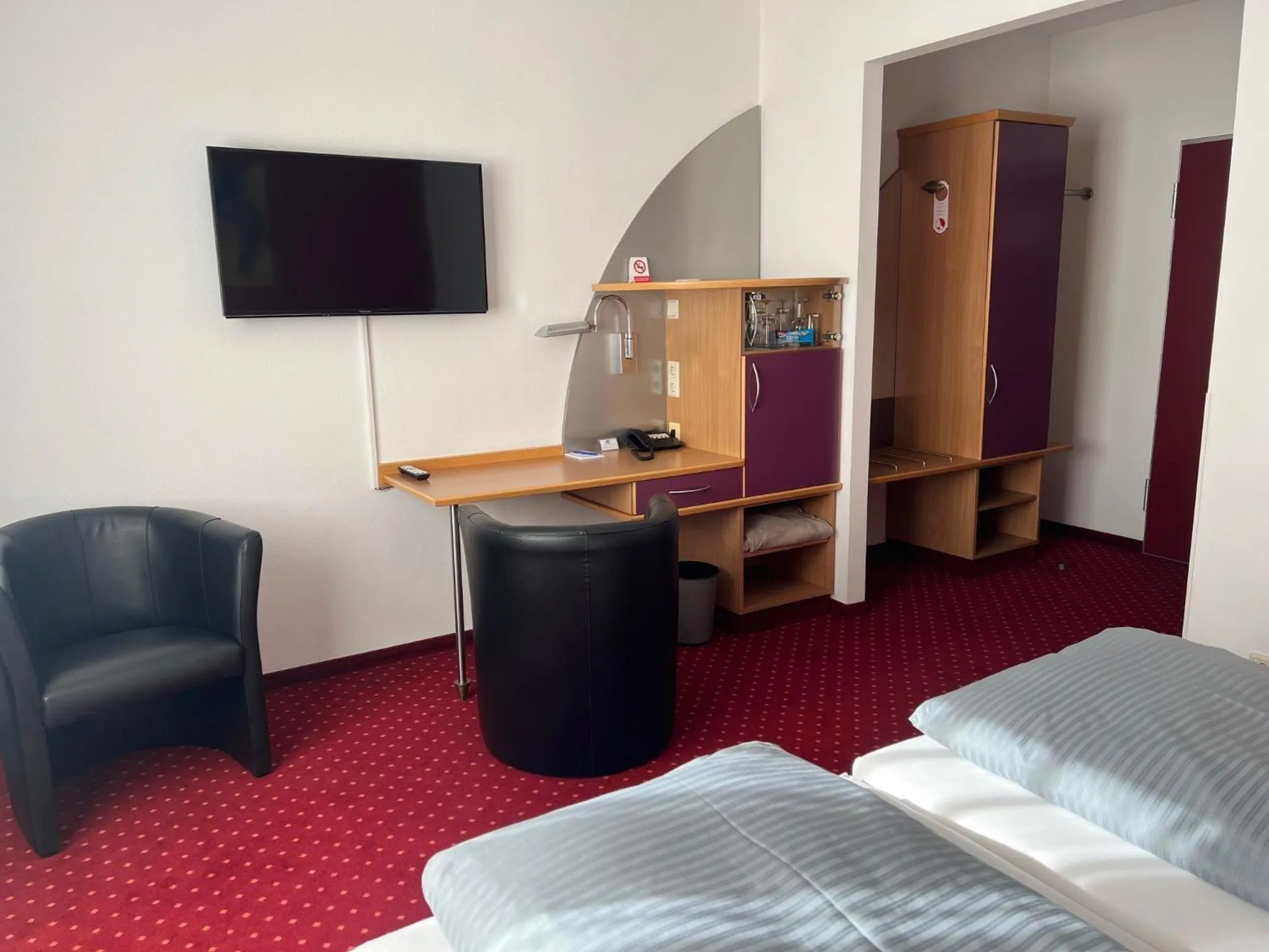 TV and multimedia, Bed in Hotel KonradP Holzkirchen