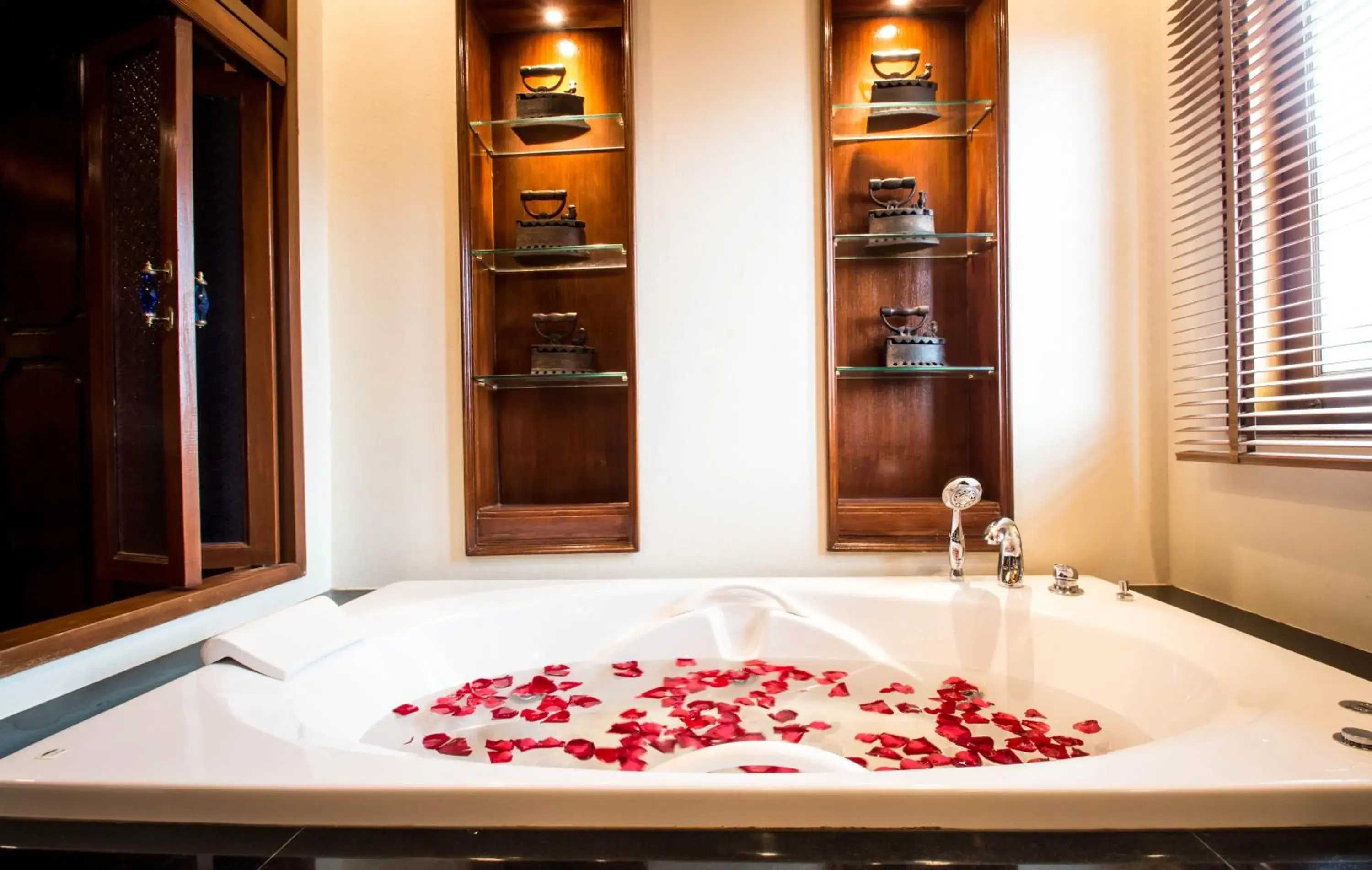 Lanna Deluxe Suite King Bed with Spa Bath (no balcony, no window) in Sunday Villa Sirilanna Hotel Lanna Deluxe Suite King Bed with Spa Bath (no balcony, no window) in Sunday Villa Sirilanna Hotel