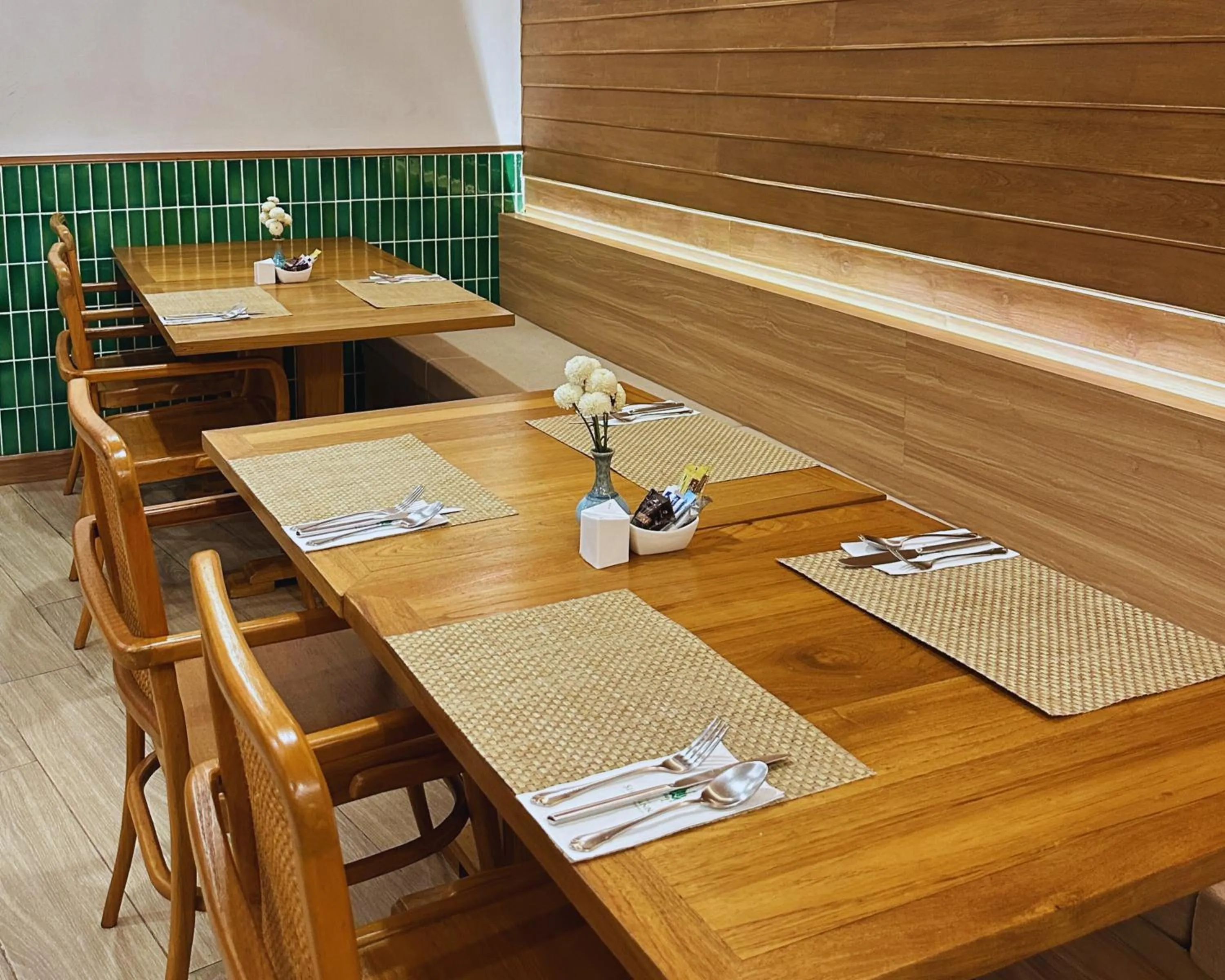 Restaurant/places to eat in Sunday Villa Sirilanna Hotel