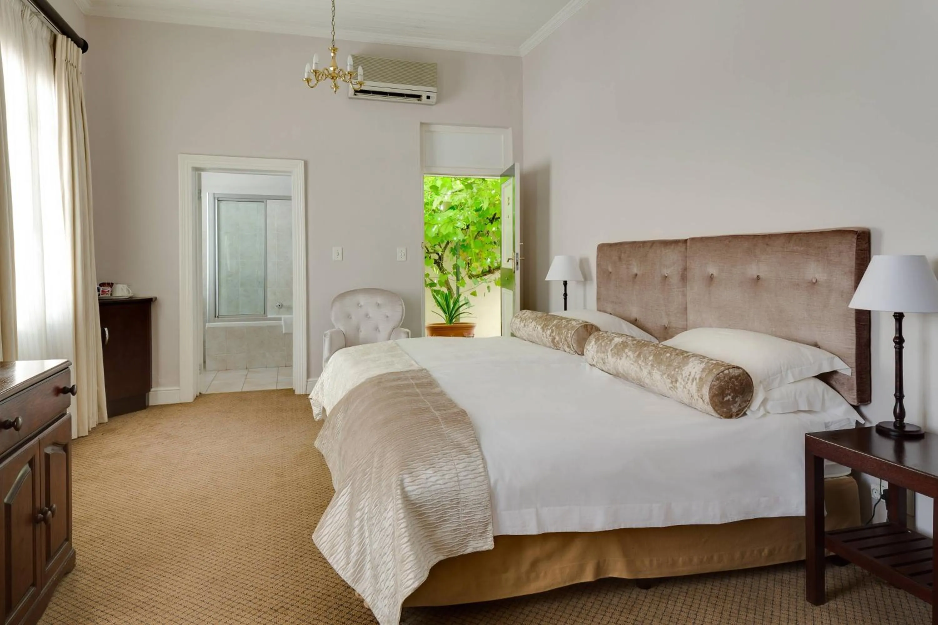 Photo of the whole room, Bed in Protea Hotel by Marriott Dorpshuis & Spa Stellenbosch