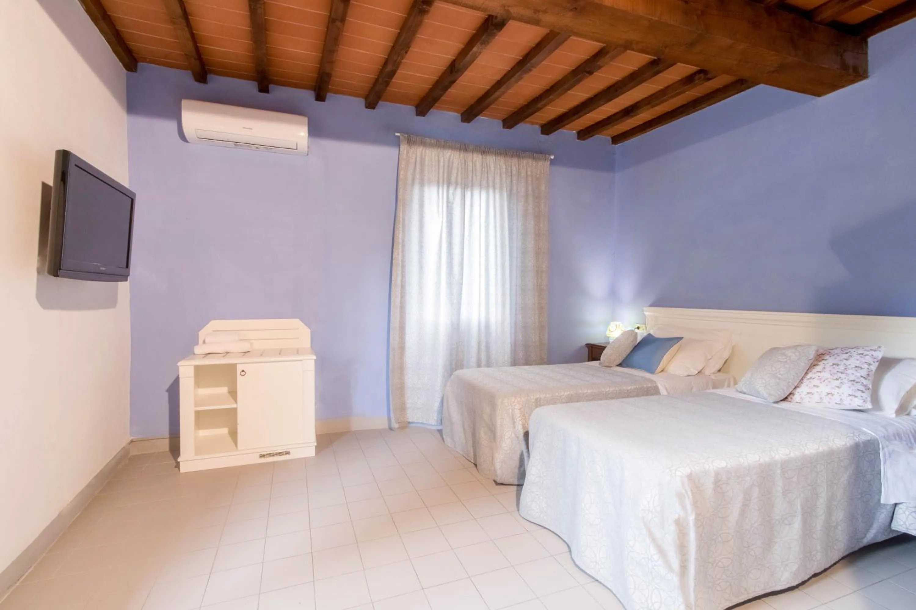 Communal lounge/ TV room, Bed in Residence Mugello Resort