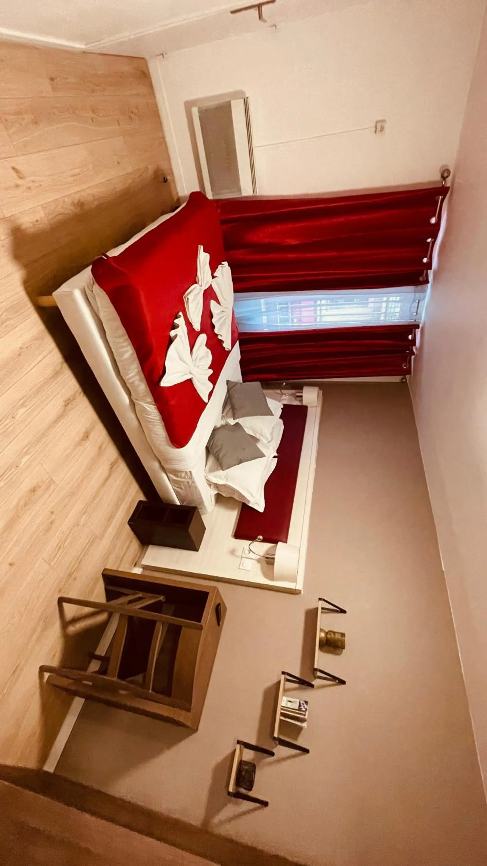 Photo of the whole room, Bed in Jeff Hotel