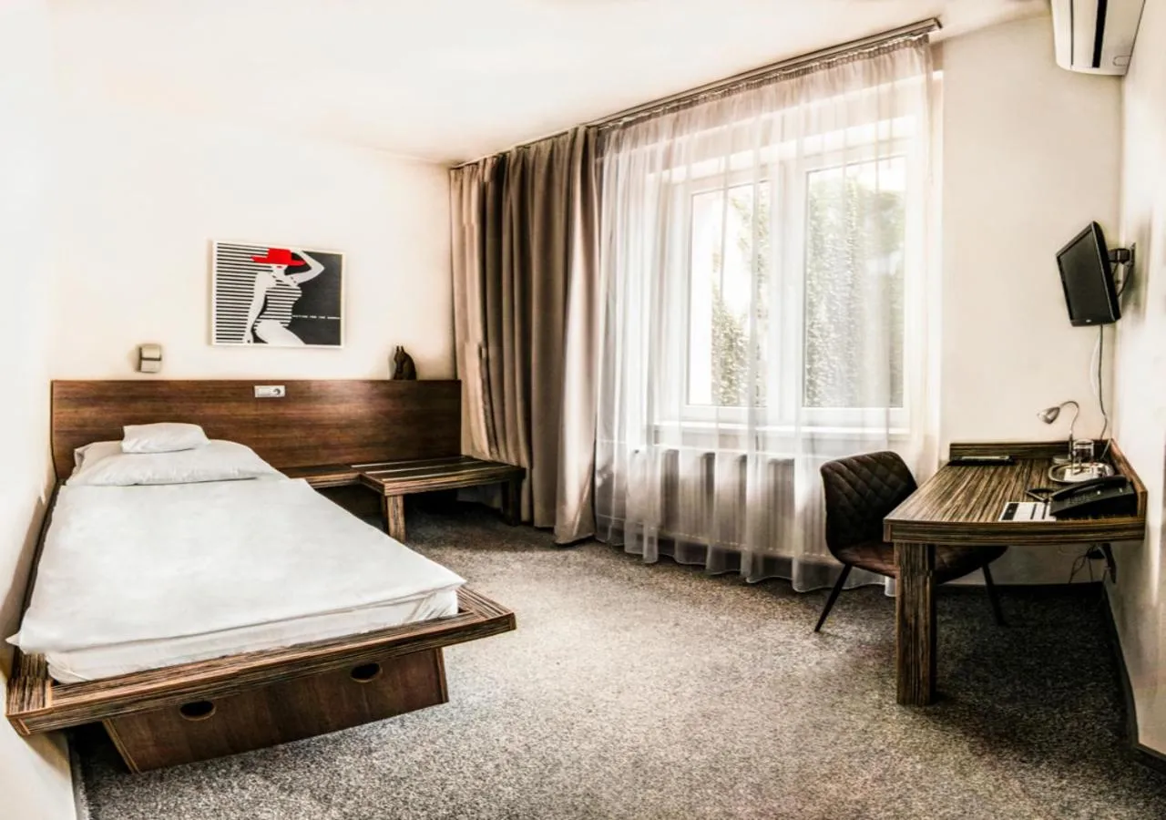 Seating area, Bed in Pension Horse Inn