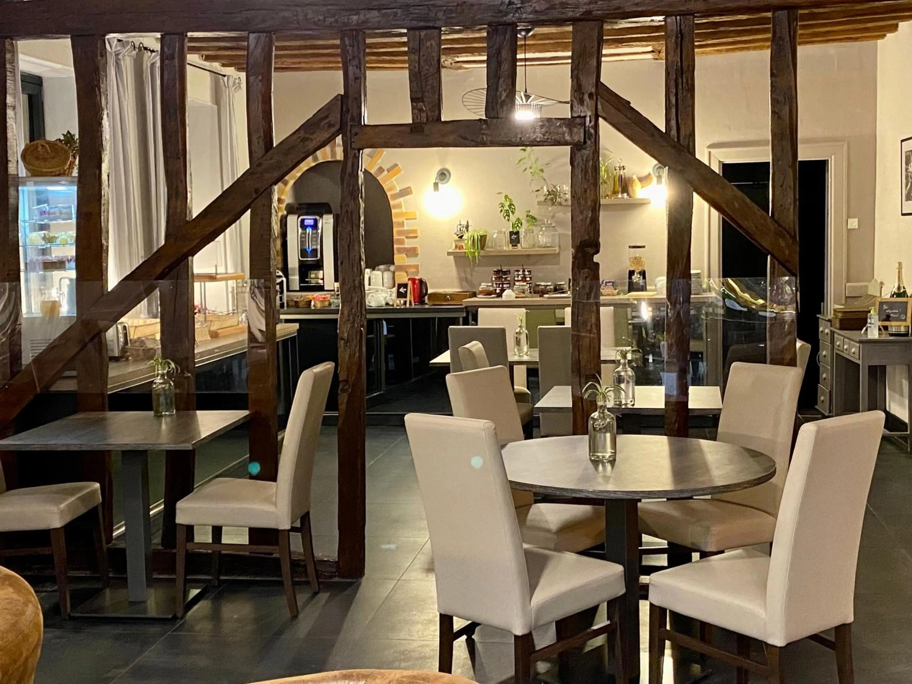 Lounge or bar in Logis Hostellerie la Chaumière