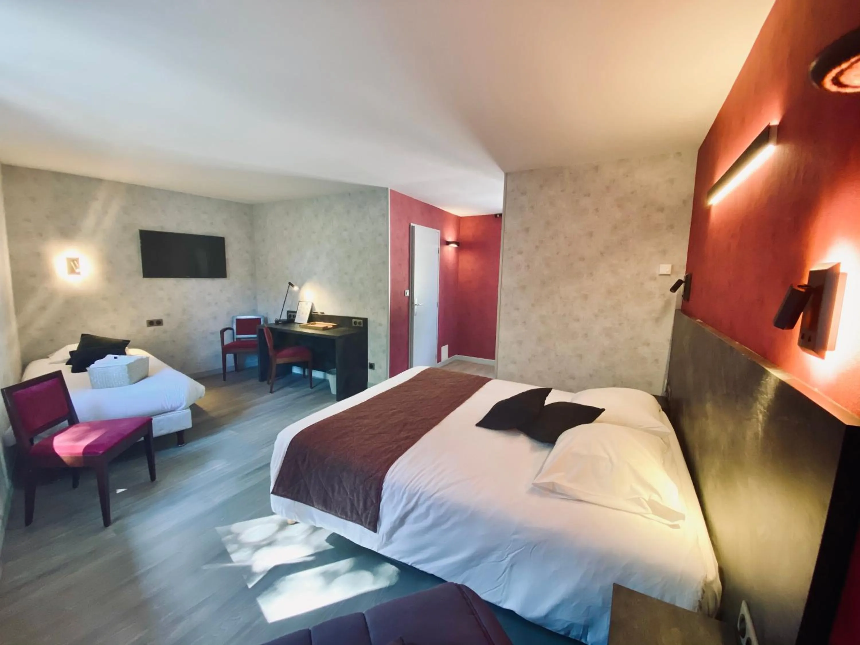 Property building, Bed in Logis Hostellerie la Chaumière