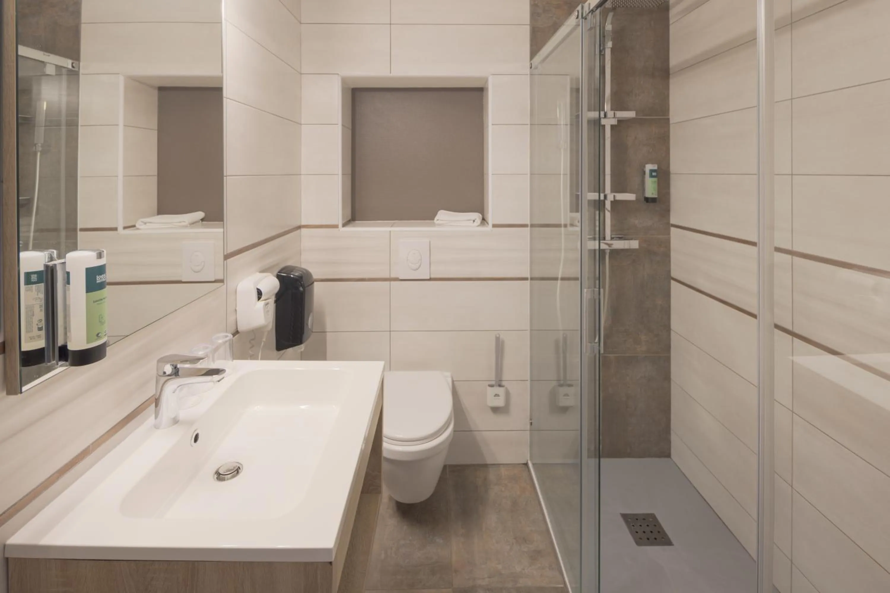 Bathroom in Logis Hostellerie la Chaumière