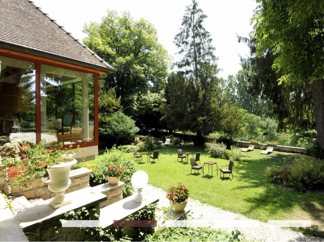 Garden in Logis Hostellerie la Chaumière