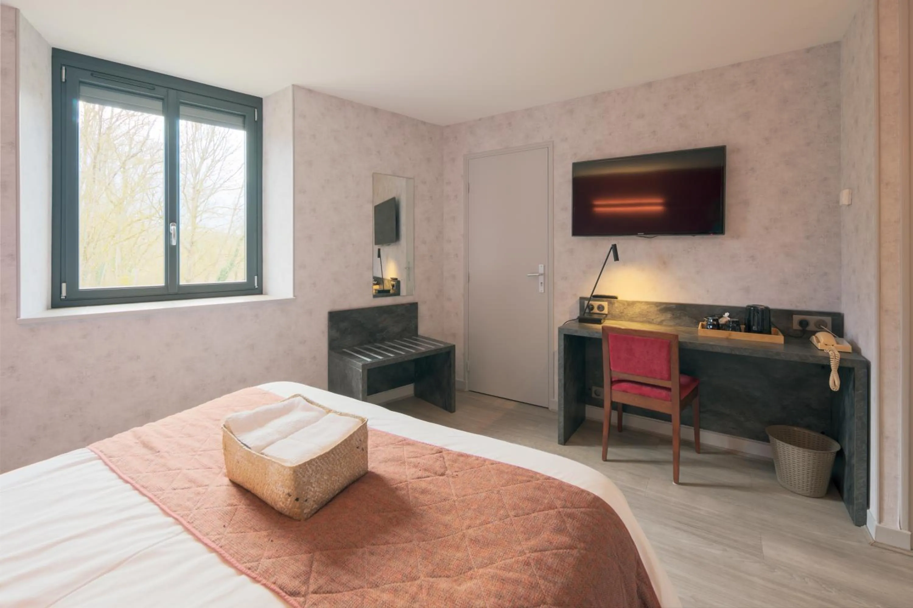 Photo of the whole room, Bed in Logis Hostellerie la Chaumière