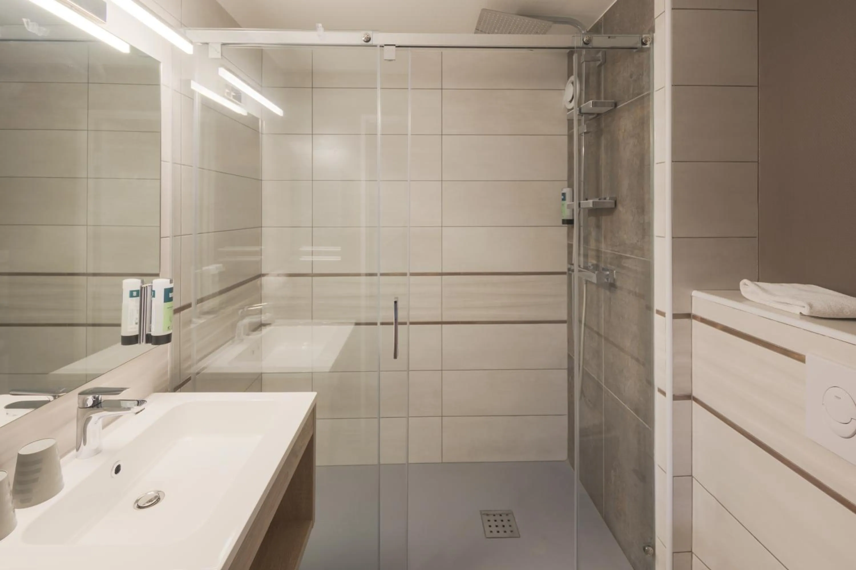 Bathroom in Logis Hostellerie la Chaumière