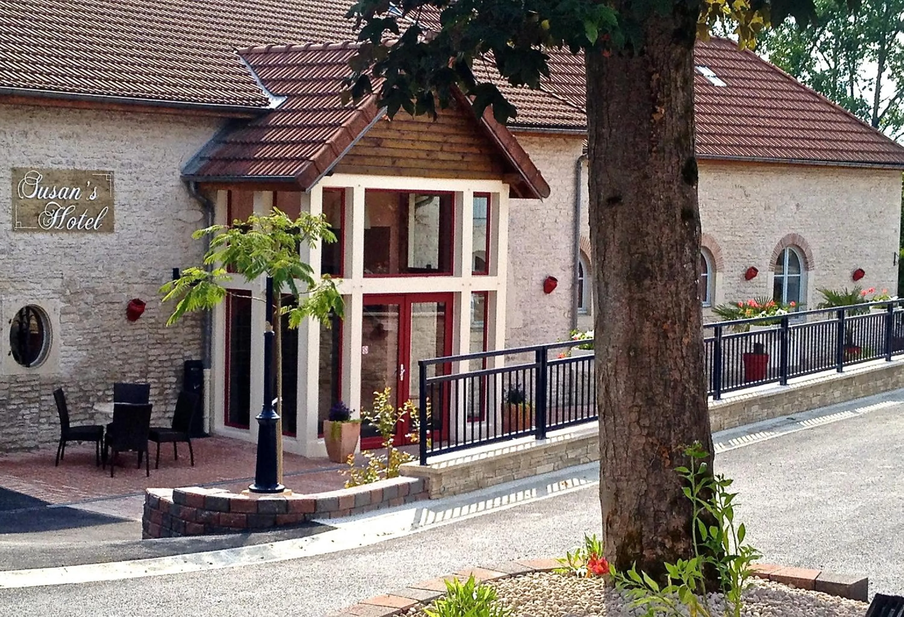 Facade/entrance in Logis Hostellerie la Chaumière