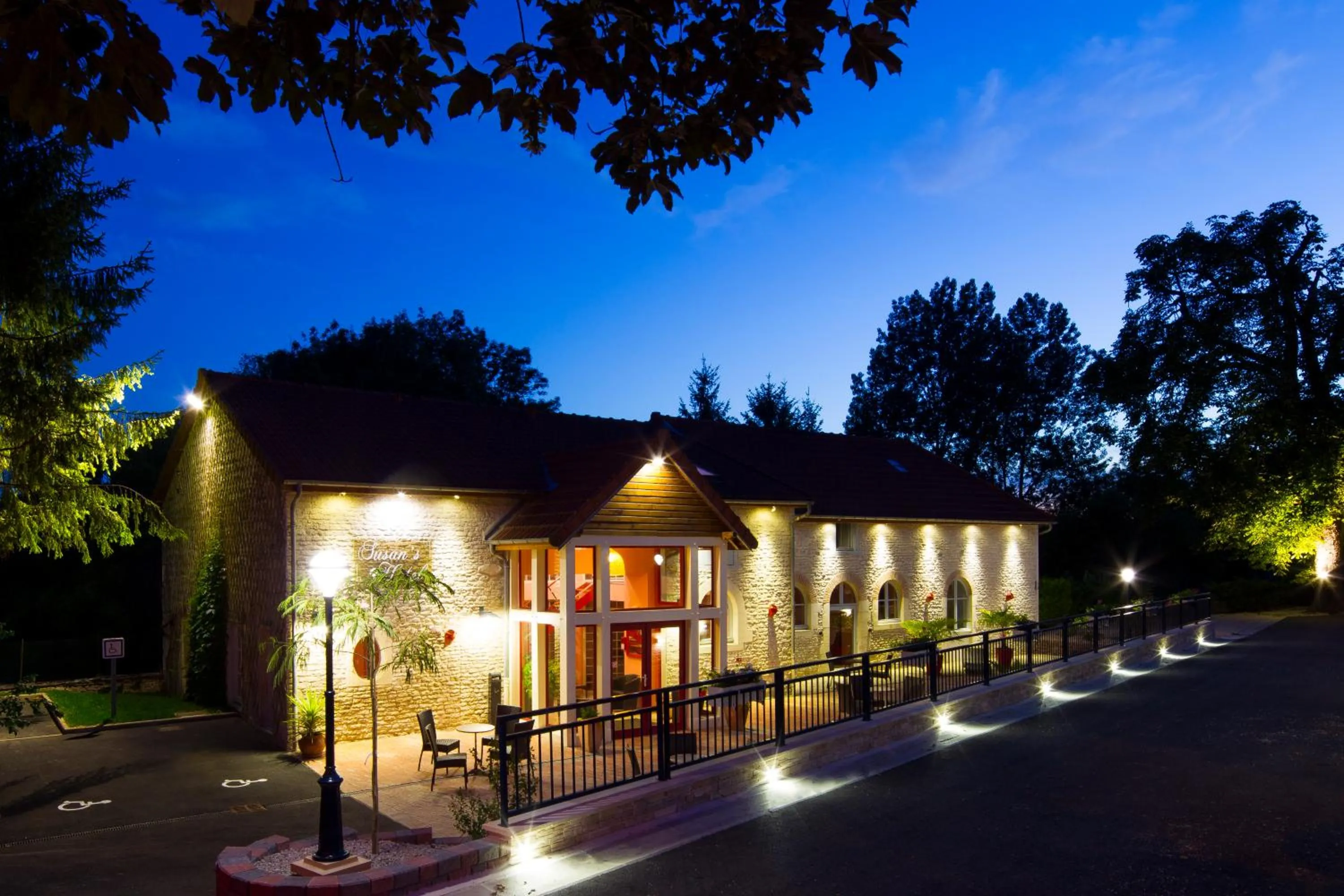 Facade/entrance in Logis Hostellerie la Chaumière