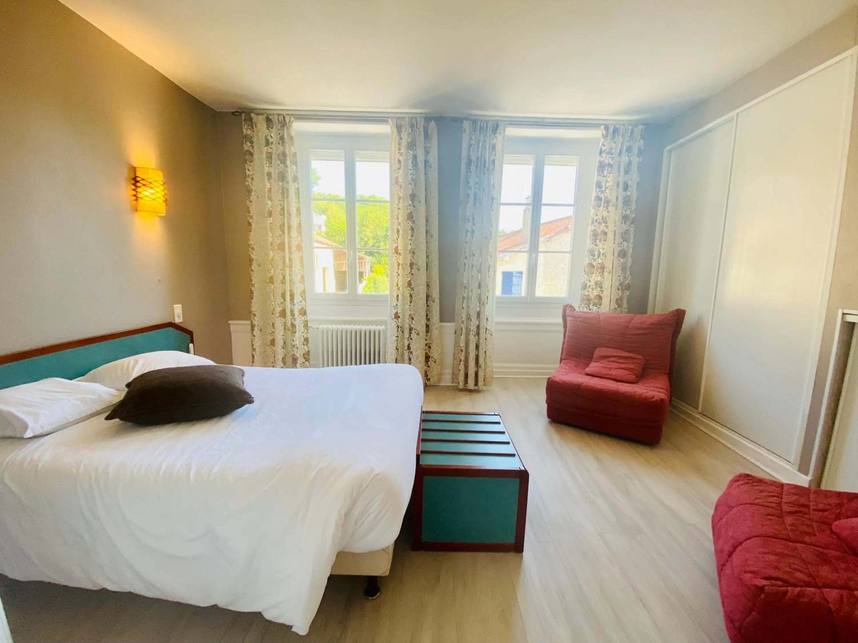 Bed in Logis Hostellerie la Chaumière