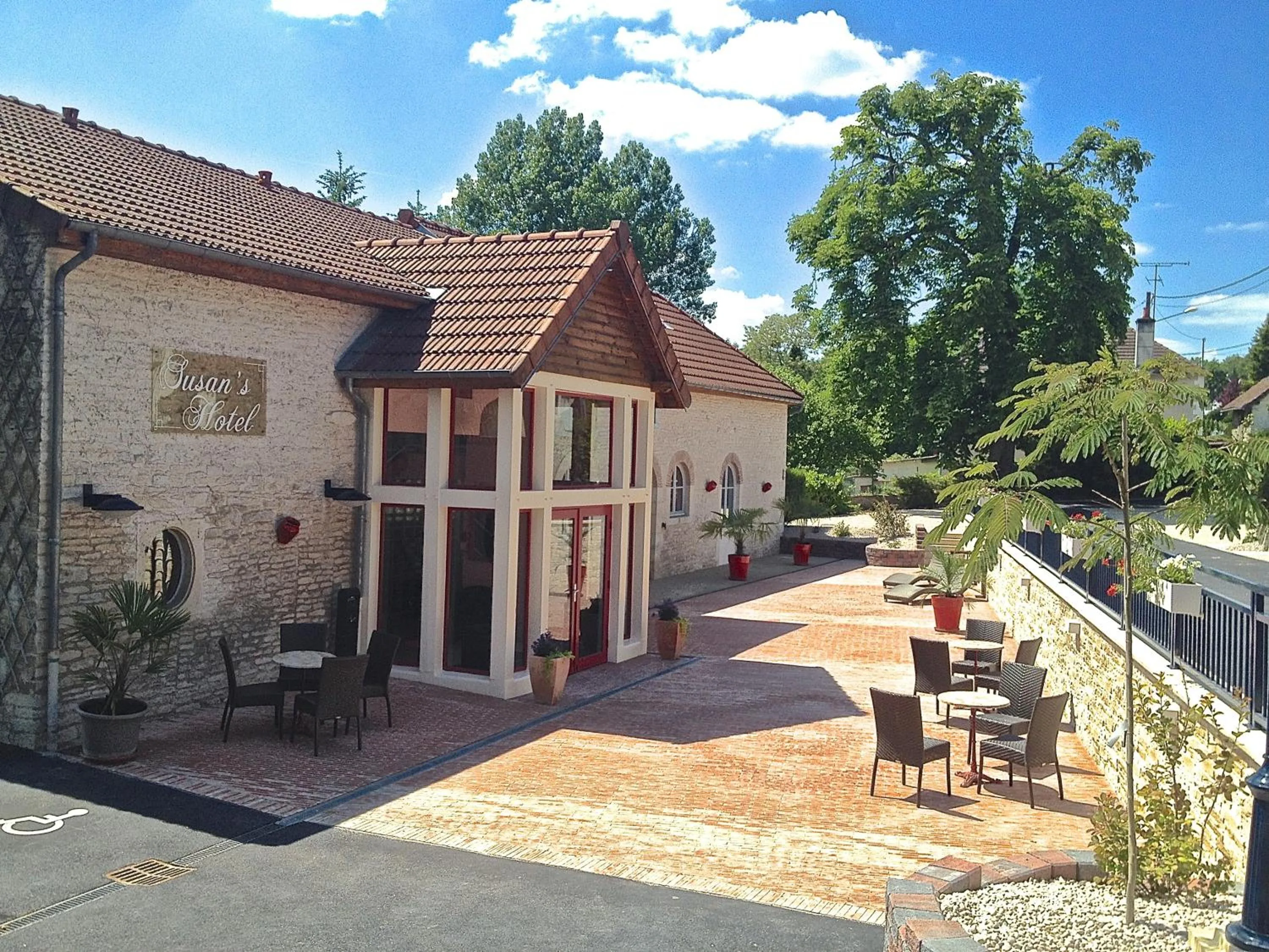 Facade/entrance in Logis Hostellerie la Chaumière