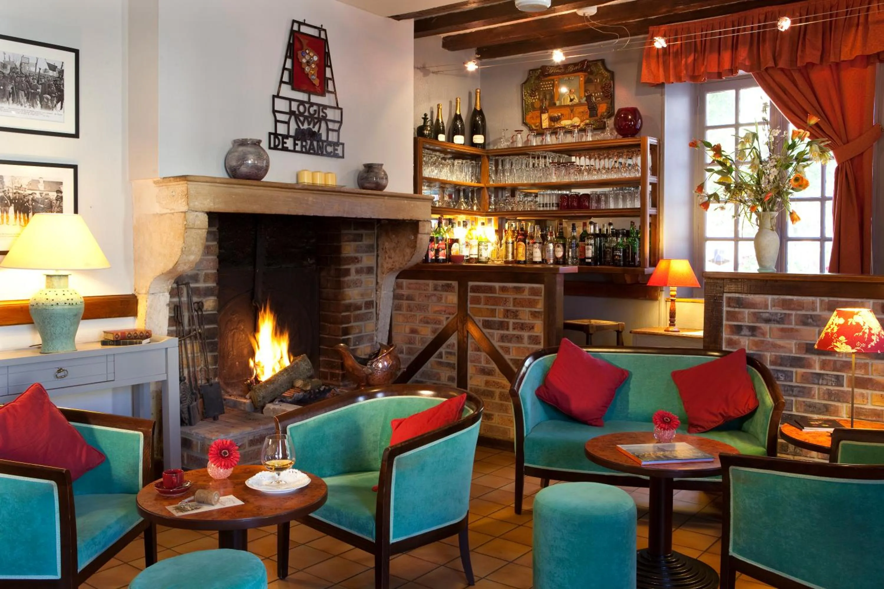 Lounge or bar in Logis Hostellerie la Chaumière