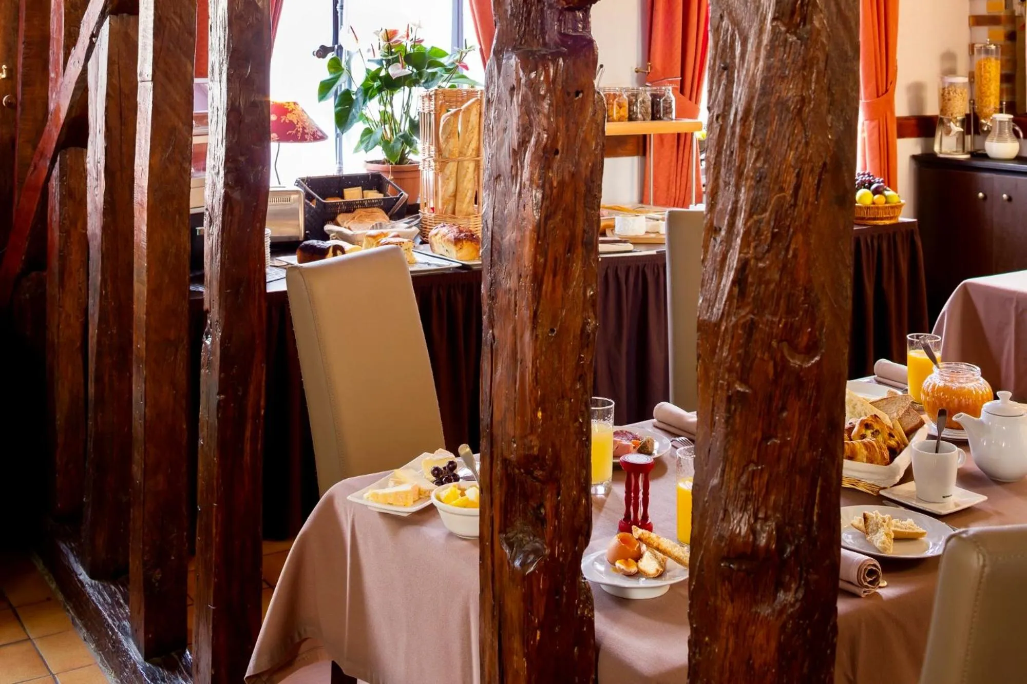 Restaurant/places to eat in Logis Hostellerie la Chaumière