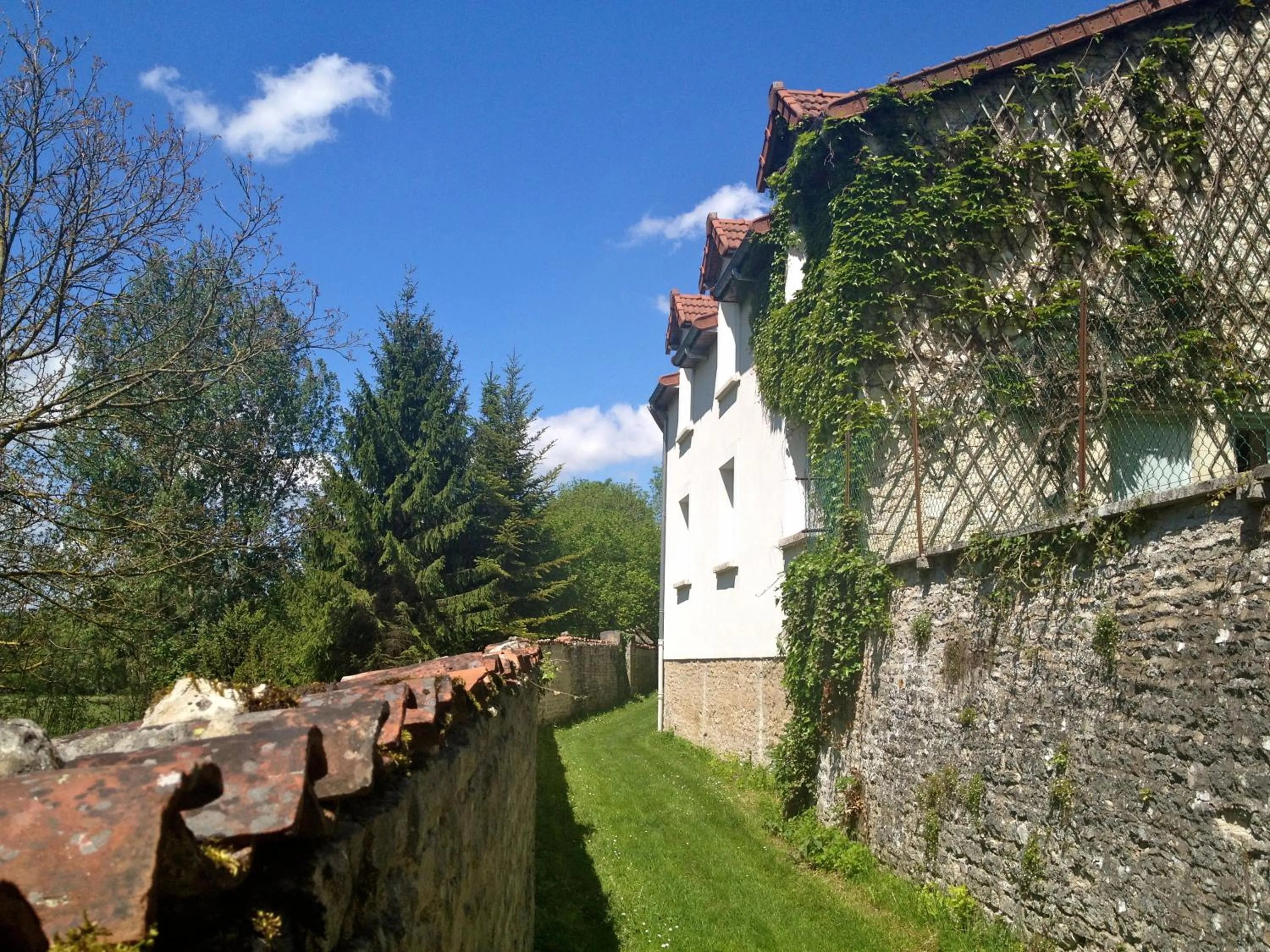 Garden view in Logis Hostellerie la Chaumière
