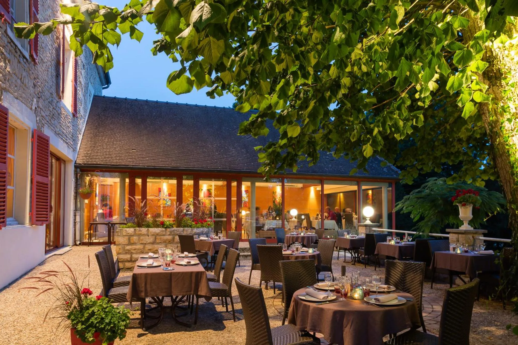 Patio in Logis Hostellerie la Chaumière