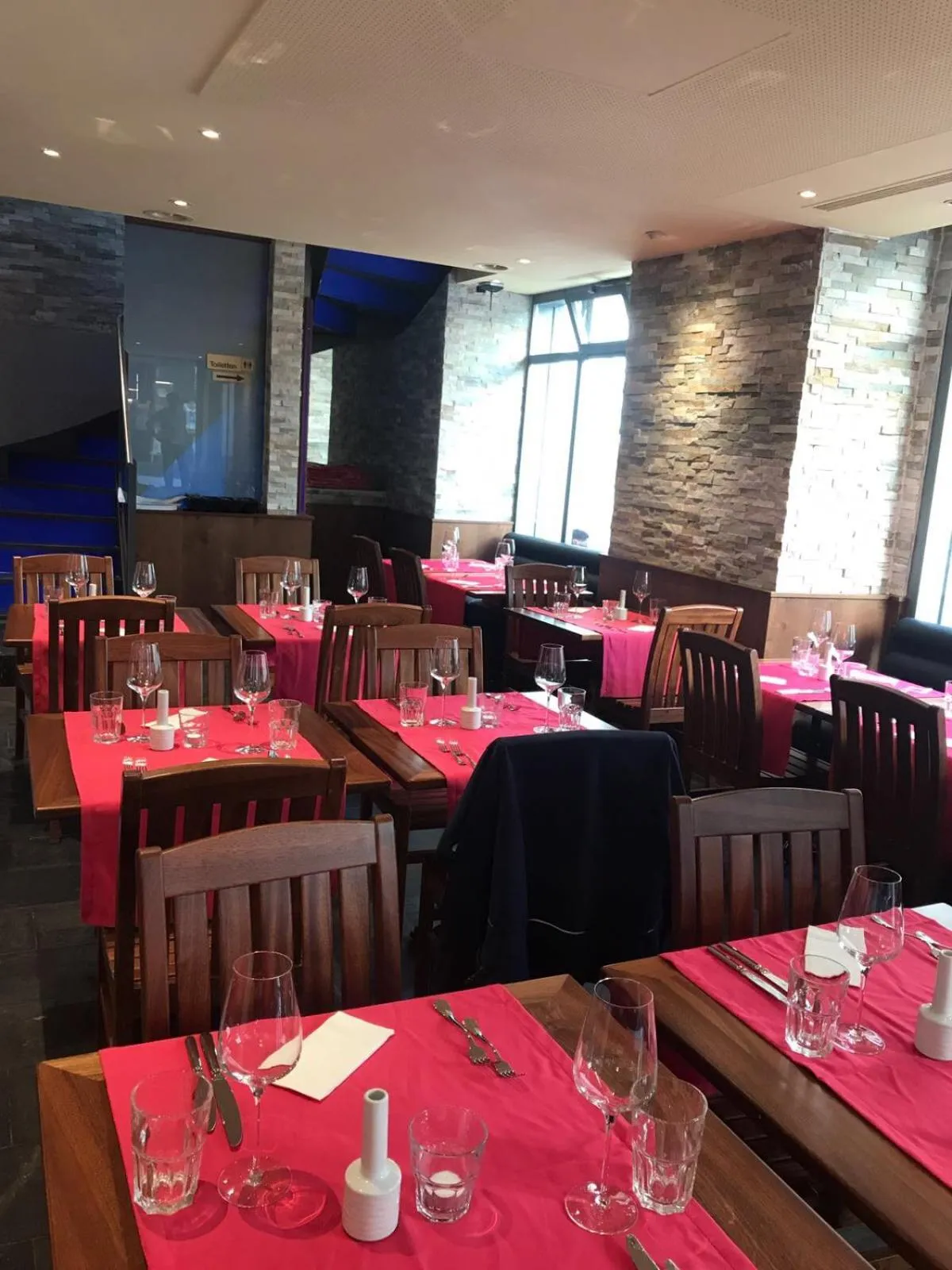 Restaurant/places to eat in Hotel Old Town