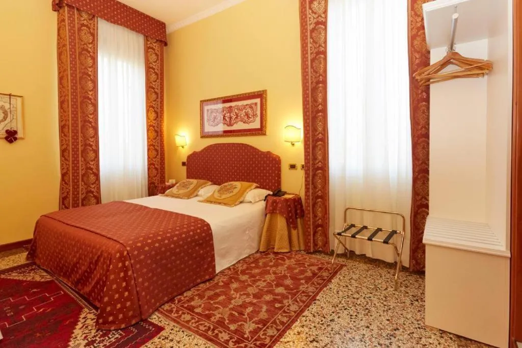 Bedroom, Bed in Casa Villa Gardenia - Venice