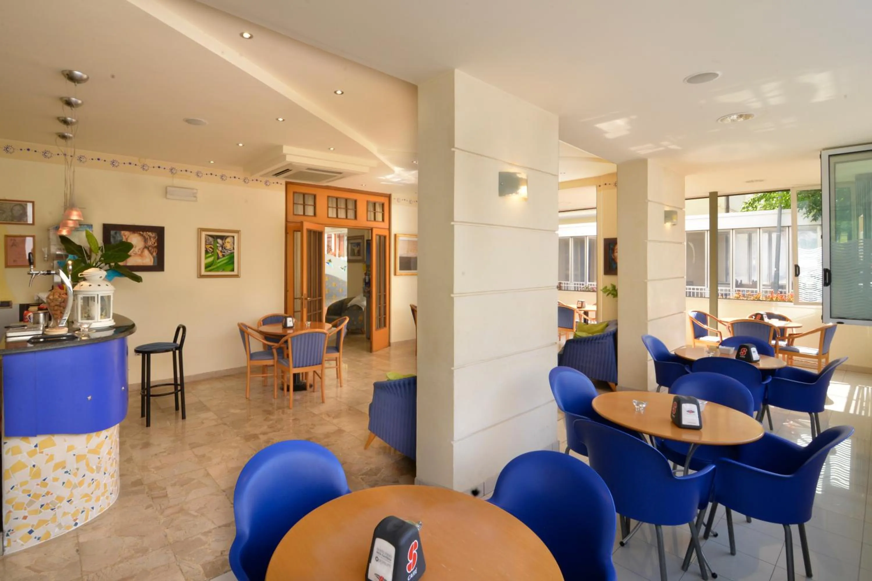 Restaurant/places to eat in Hotel Ave