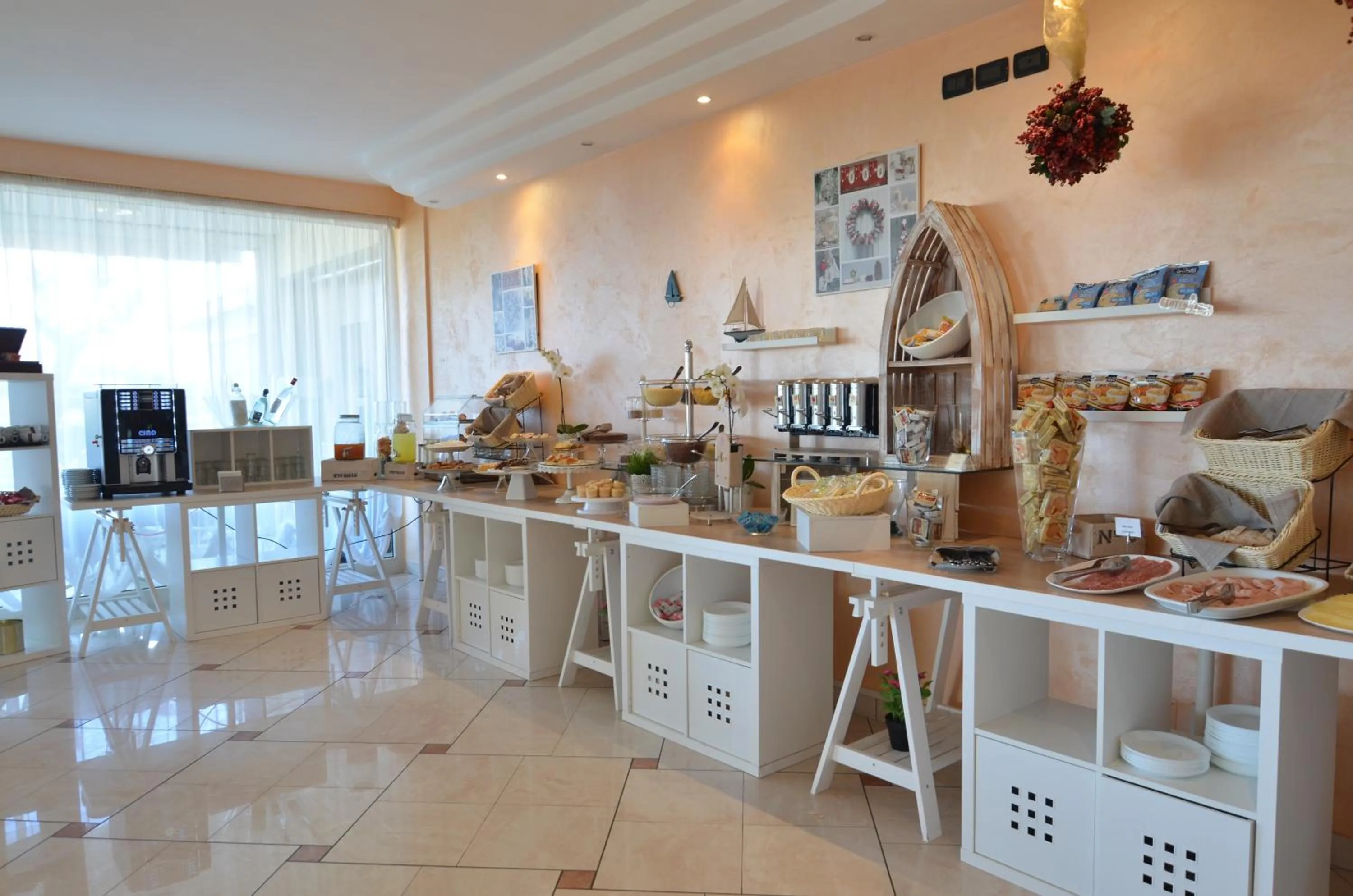 Restaurant/places to eat in Hotel Londra