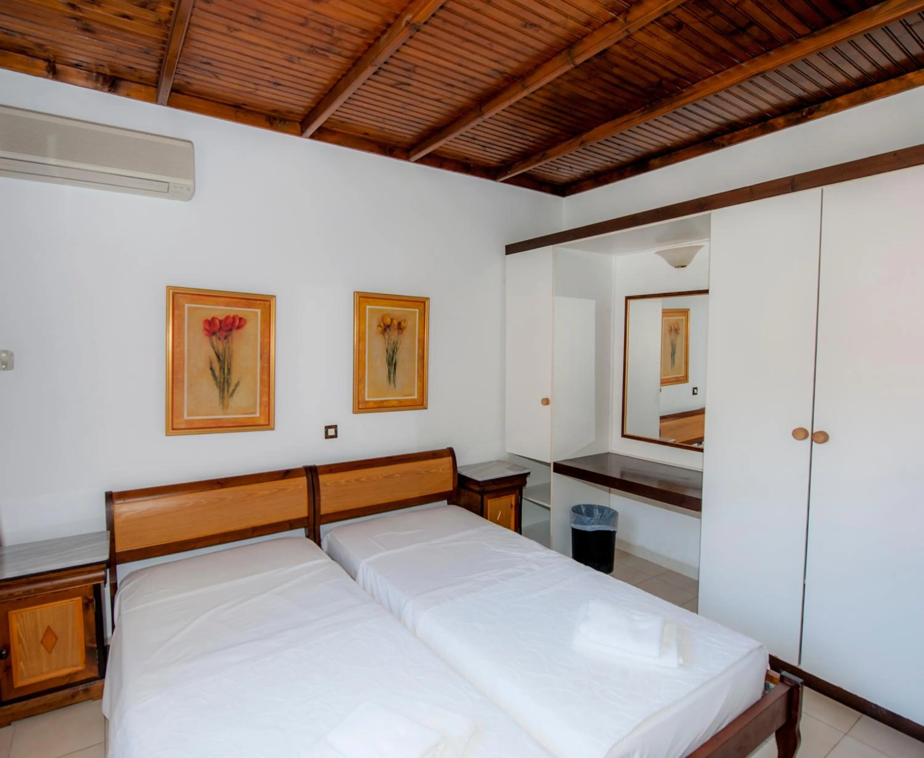 Photo of the whole room, Bed in Corfu Aqua Nisaki