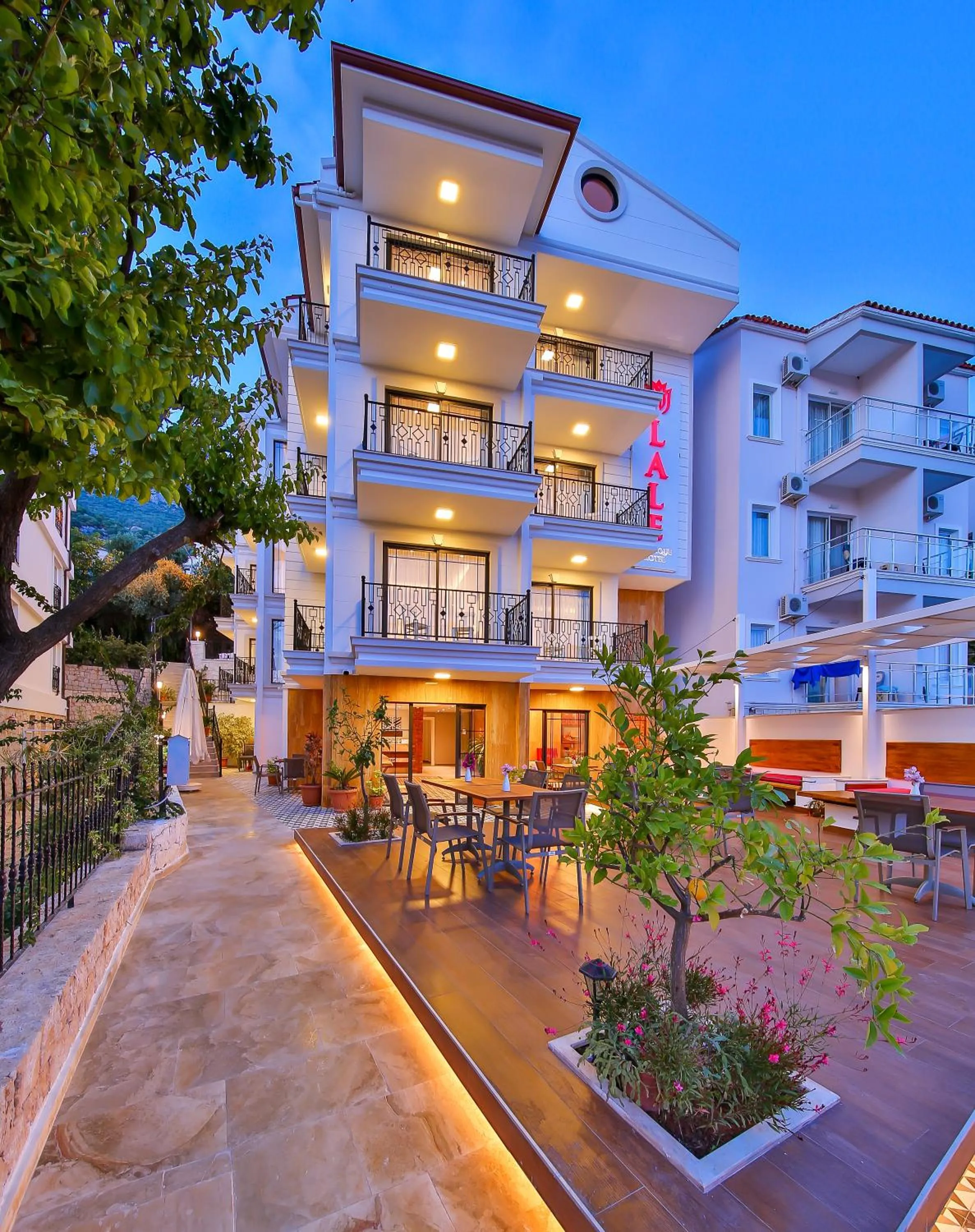 Restaurant/places to eat in Lale Hotel