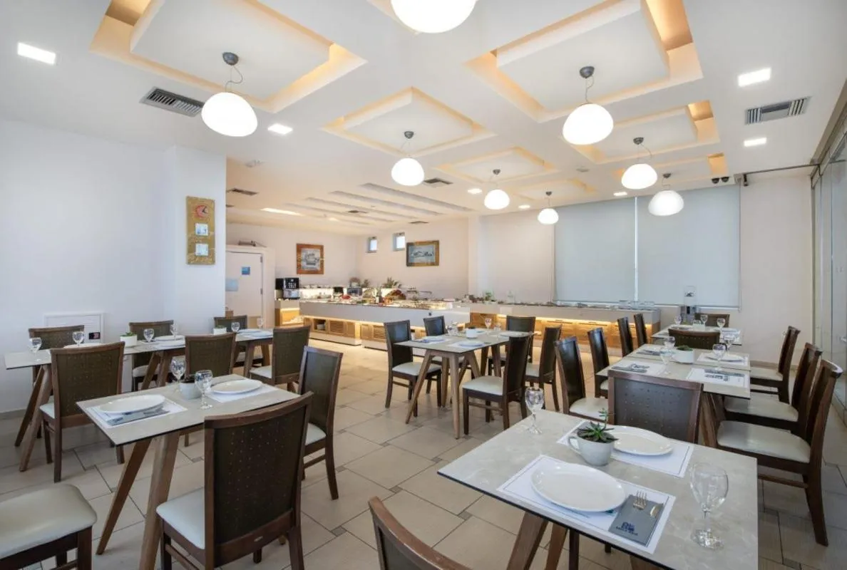 Restaurant/places to eat in Bella Pais