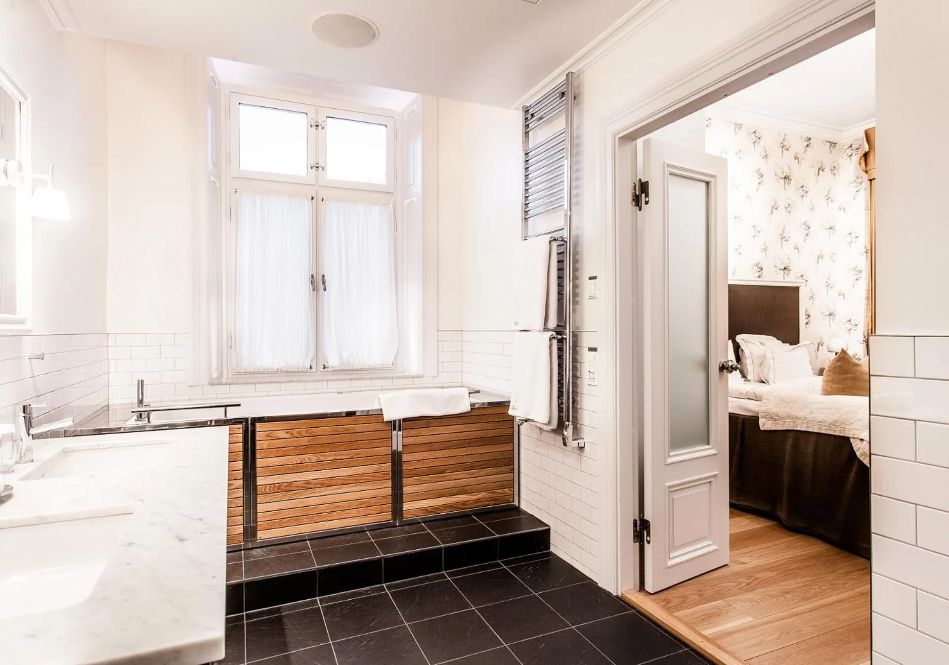 Bathroom, Bed in Hotel Villa Anna