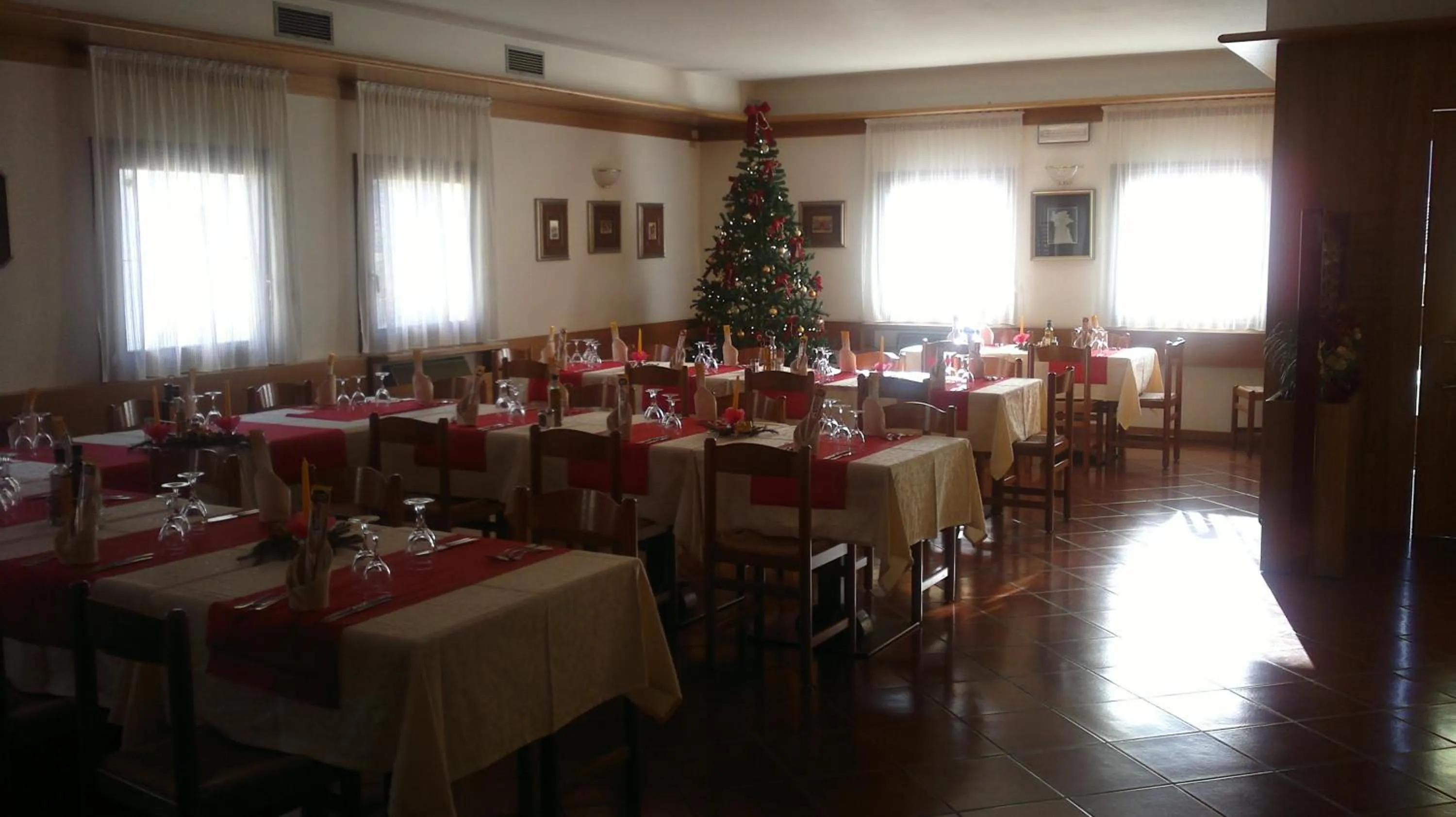Restaurant/places to eat in Hotel Serenella