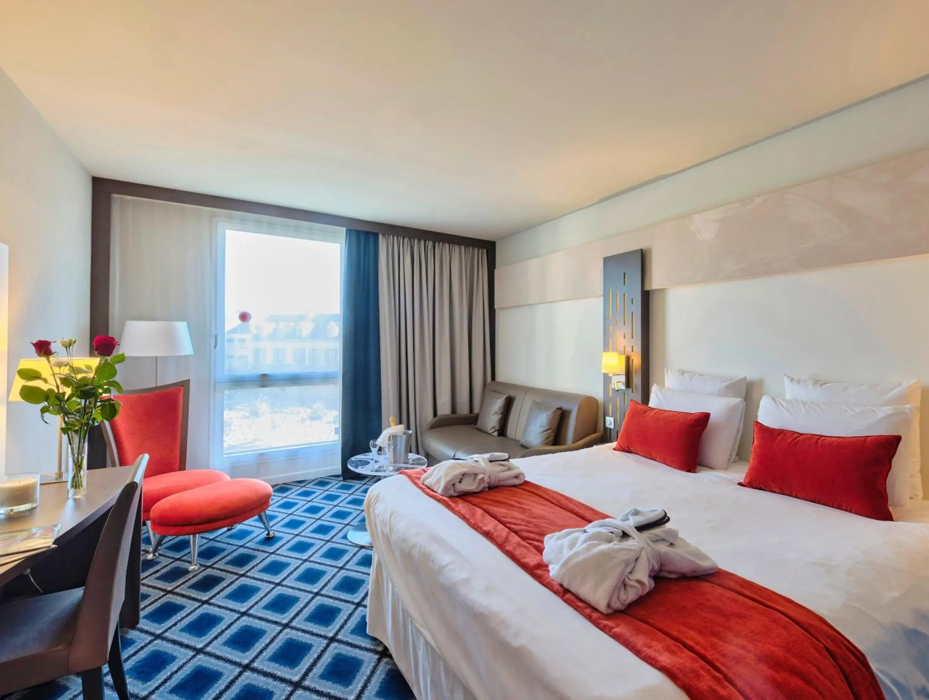 Photo of the whole room, Bed in Mercure Chartres Centre Cathedrale Photo of the whole room, Bed in Mercure Chartres Centre Cathedrale