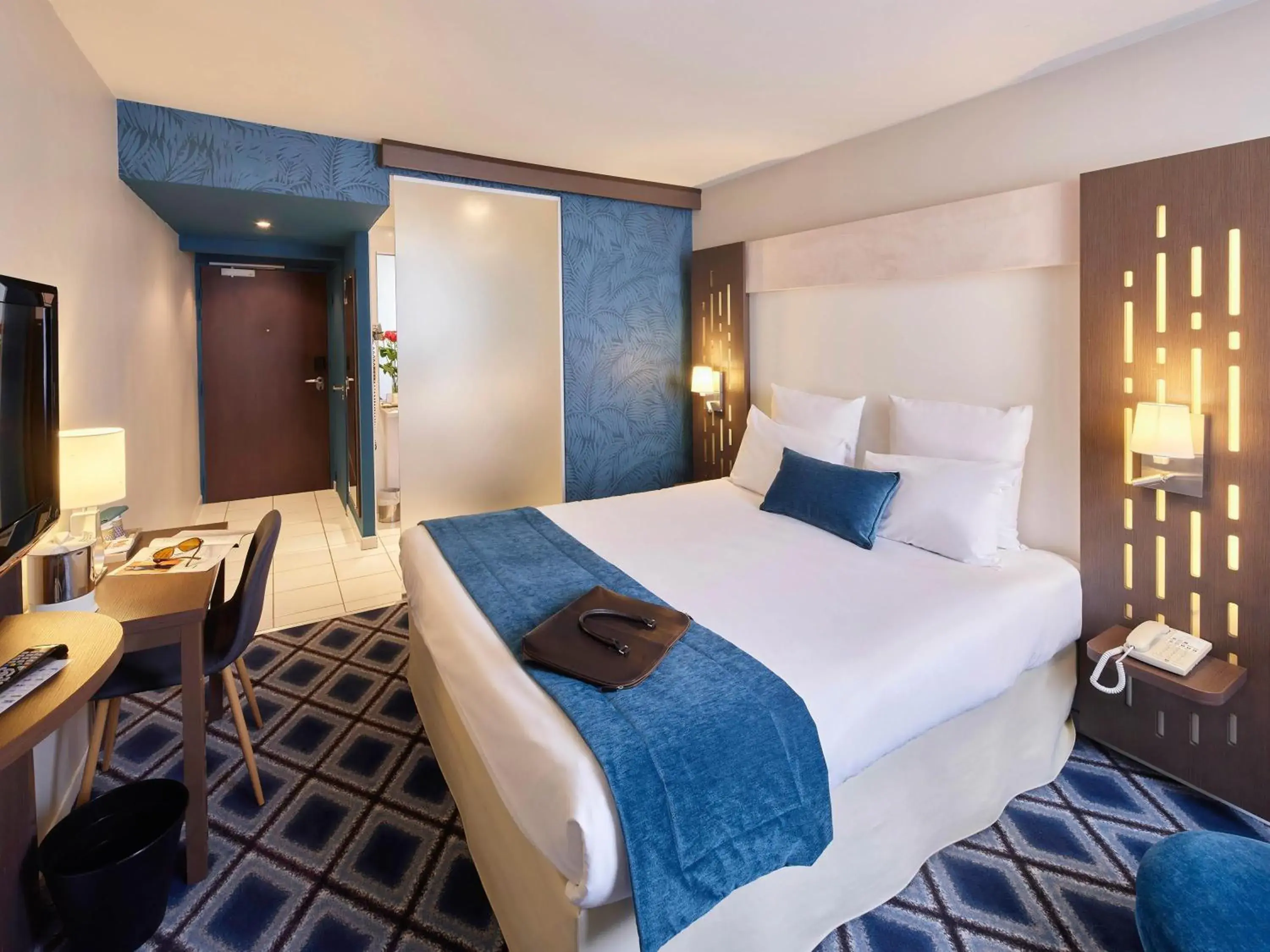 Comfort Double Room in Mercure Chartres Centre Cathedrale Comfort Double Room in Mercure Chartres Centre Cathedrale