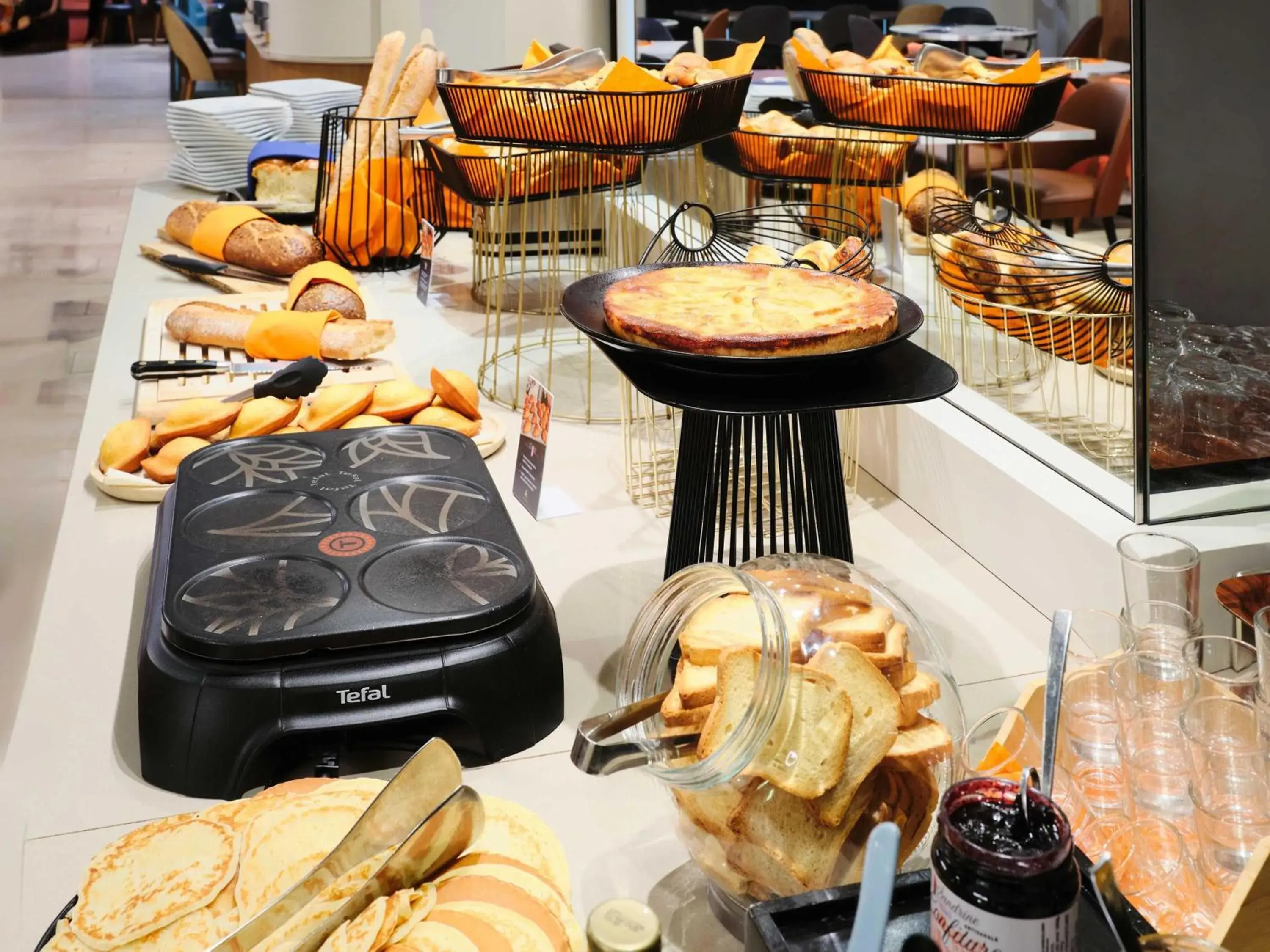 Breakfast in Mercure Chartres Centre Cathedrale Breakfast in Mercure Chartres Centre Cathedrale