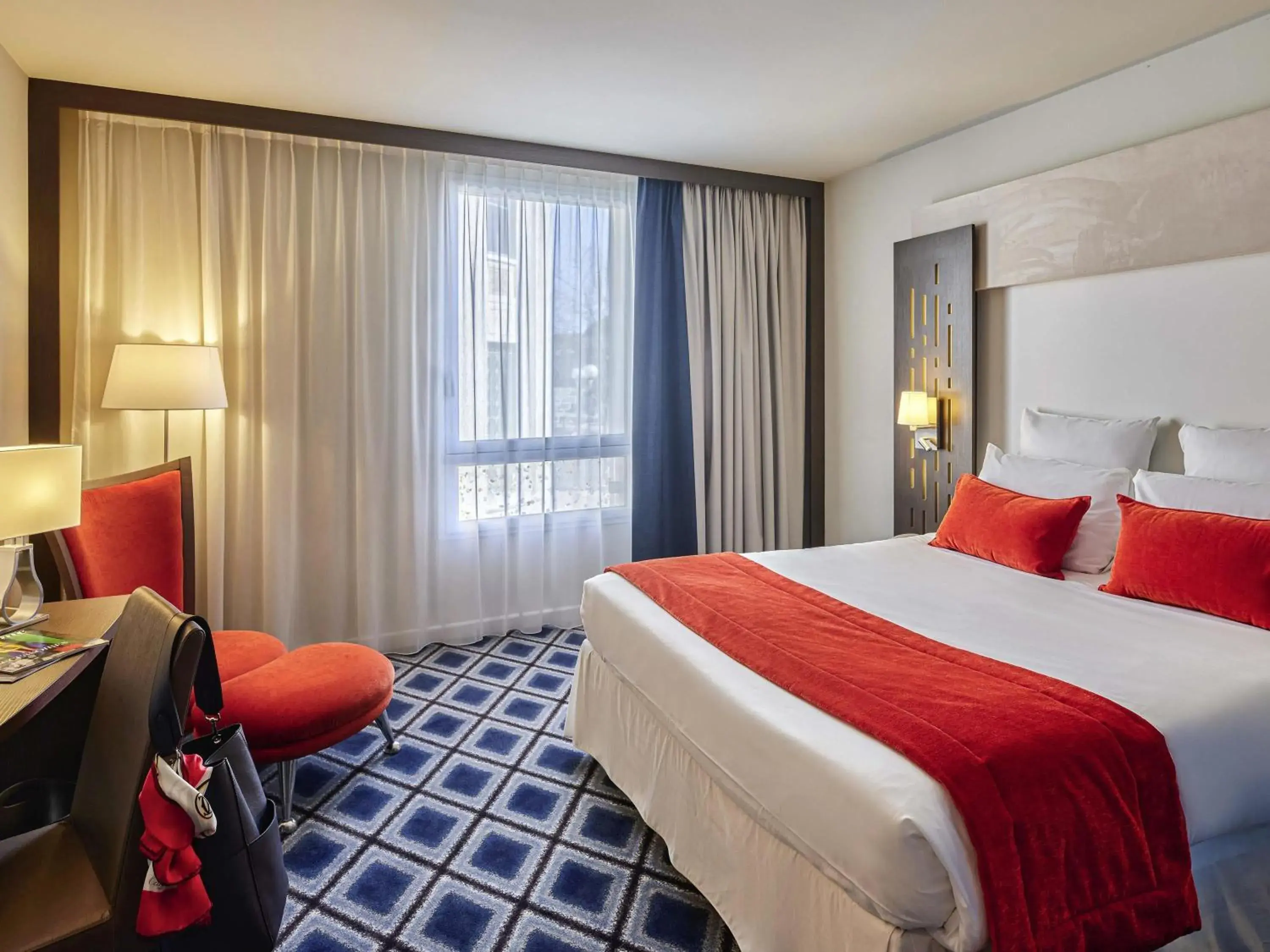 Bedroom, Bed in Mercure Chartres Centre Cathedrale Bedroom, Bed in Mercure Chartres Centre Cathedrale