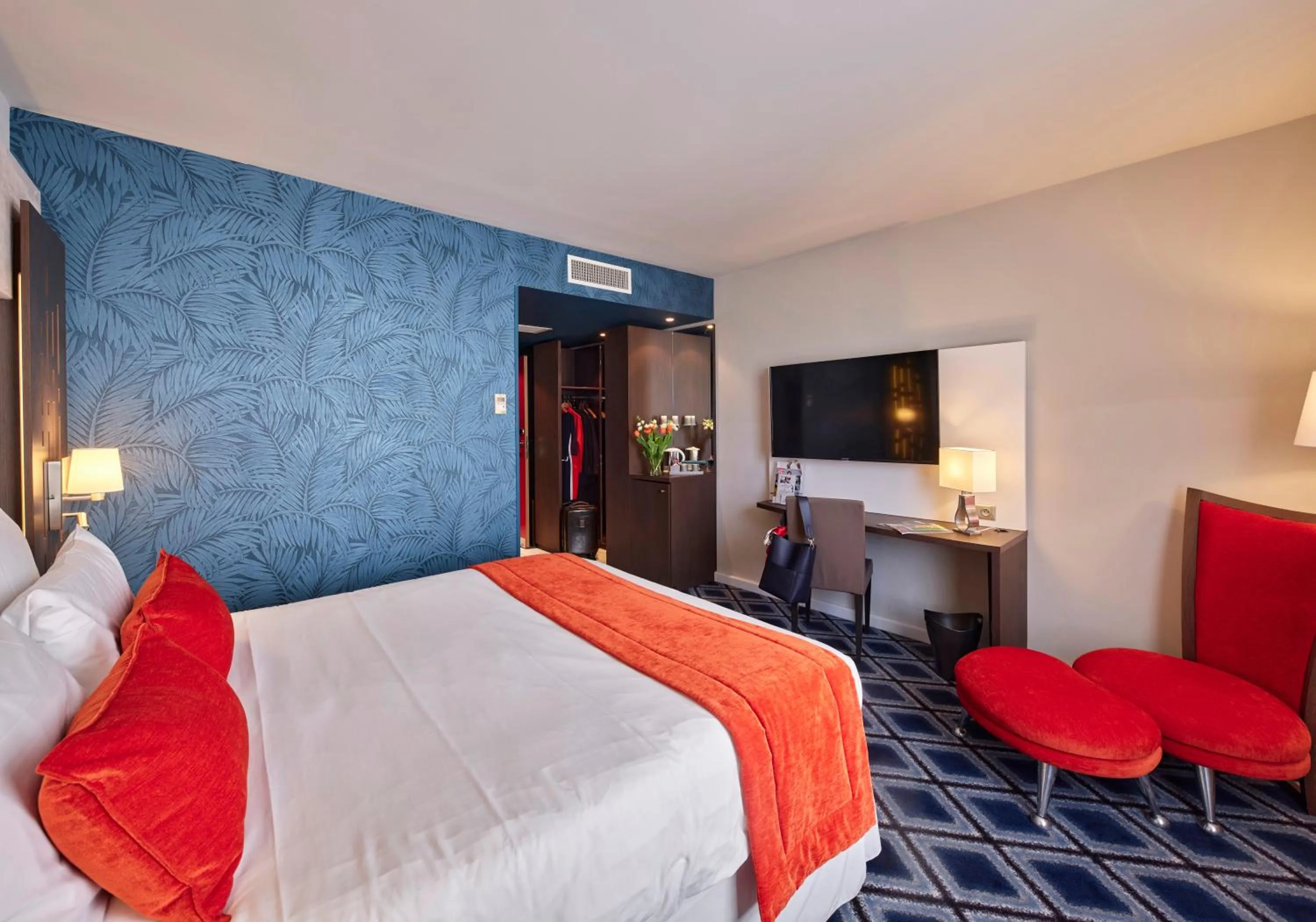 Bed in Mercure Chartres Centre Cathedrale