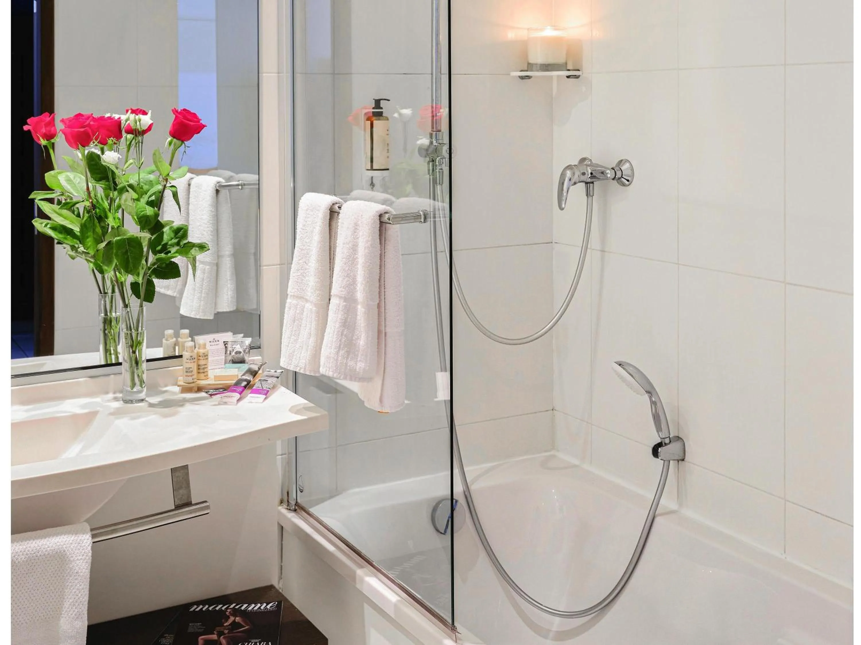 Bathroom in Mercure Chartres Centre Cathedrale