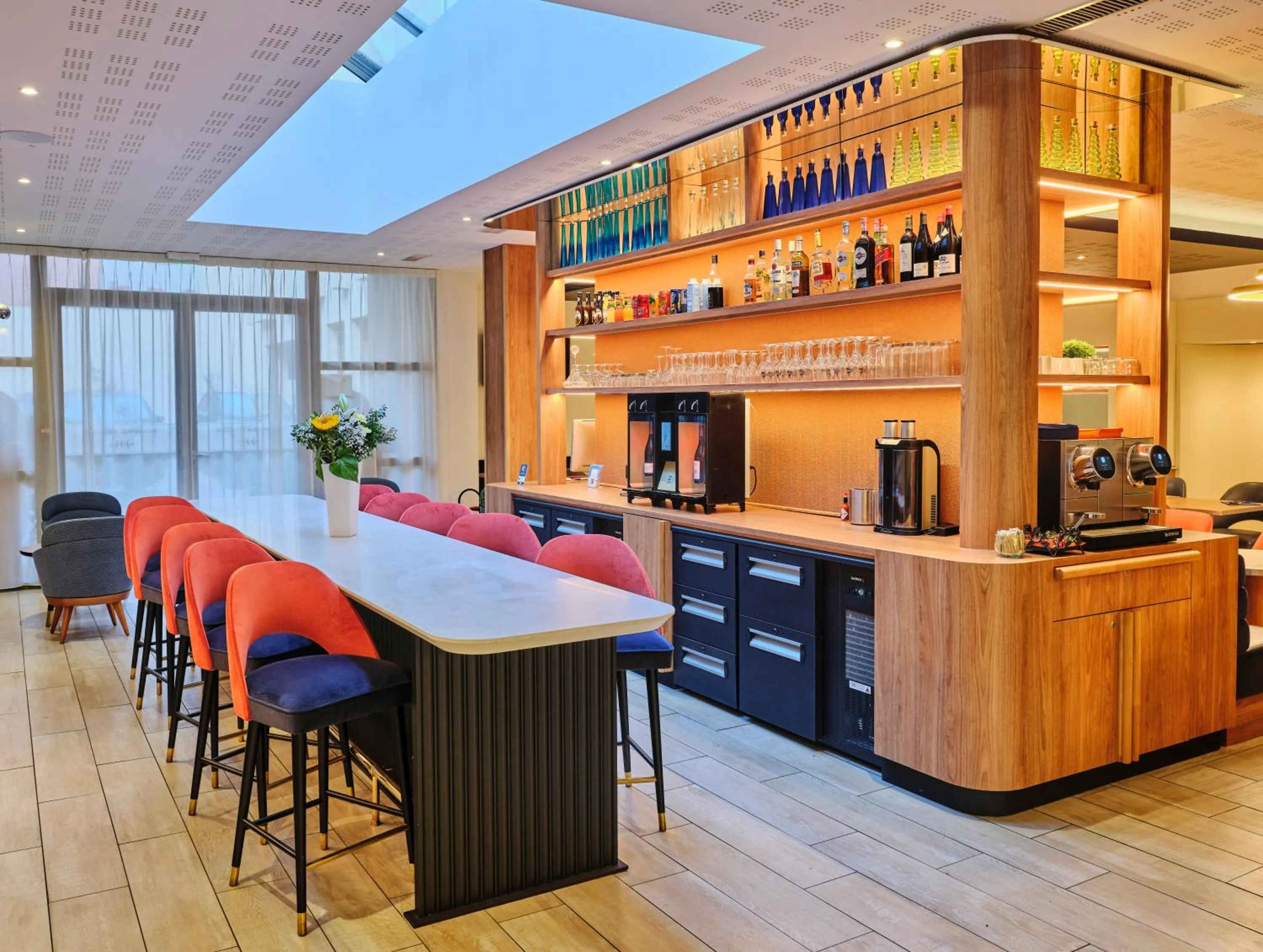 Lounge or bar in Mercure Chartres Centre Cathedrale