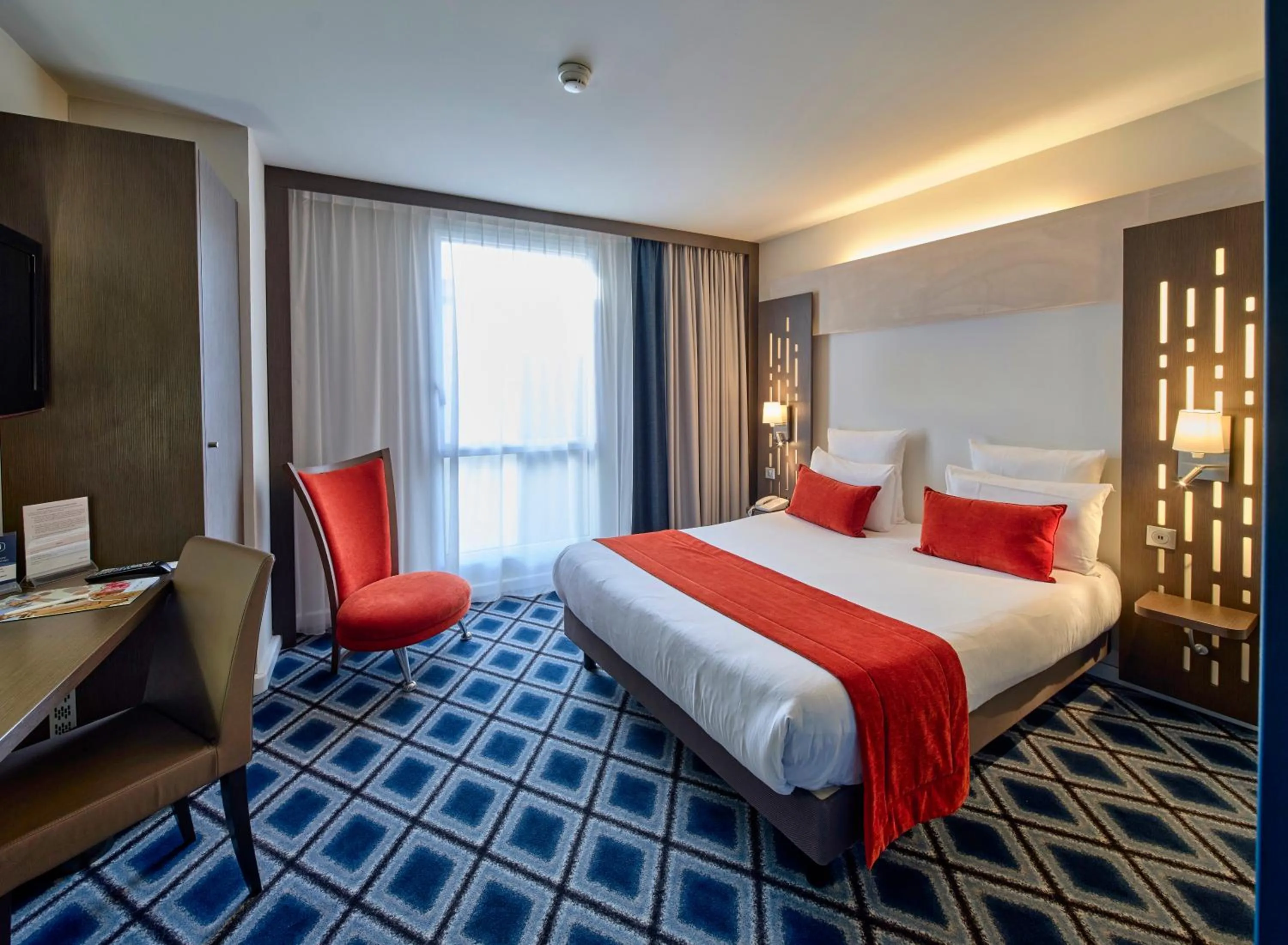 Bed in Mercure Chartres Centre Cathedrale